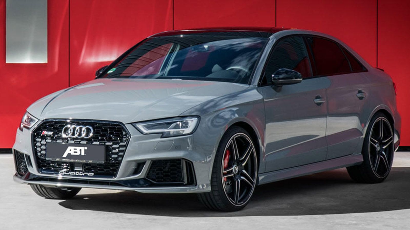 Αν ανοίξει κανείς το καπό, θα βρει ένα turbo 5κύλινδρο μοτέρ 2,5 λτ. που αν εξοπλιστεί με νέο πρόγραμμα στον εγκέφαλο, φλερτάρει με απόδοση 460 ίππων.