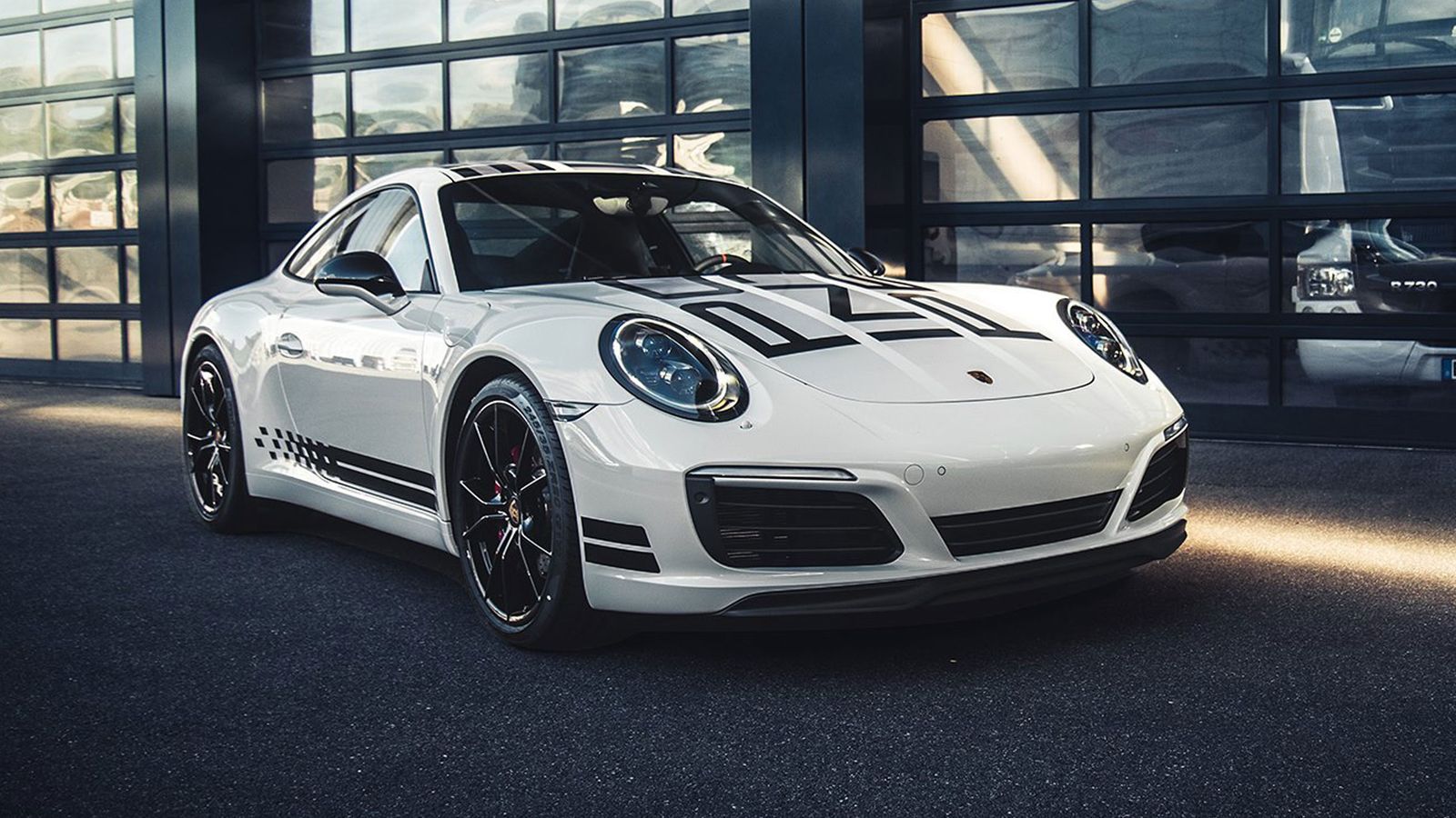 Τιμώντας την αγωνιστική της ιστορία και τη μακρά εμπλοκή της με τον 24ώρο αγώνα αντοχής του Le Mans, η Porsche παρουσιάζει την σπέσιαλ έκδοση 911 Carr