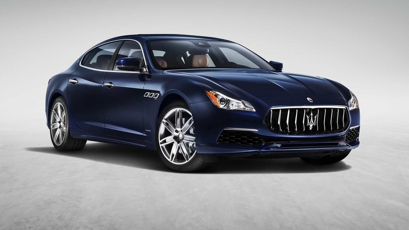 Η Maserati παρουσίασε την ανανεωμένη έκδοση της Quattroporte, η οποία έχει να επιδείξει μία σειρά από αισθητικές αλλαγές σε αμάξωμα και εσωτερικό, καθ
