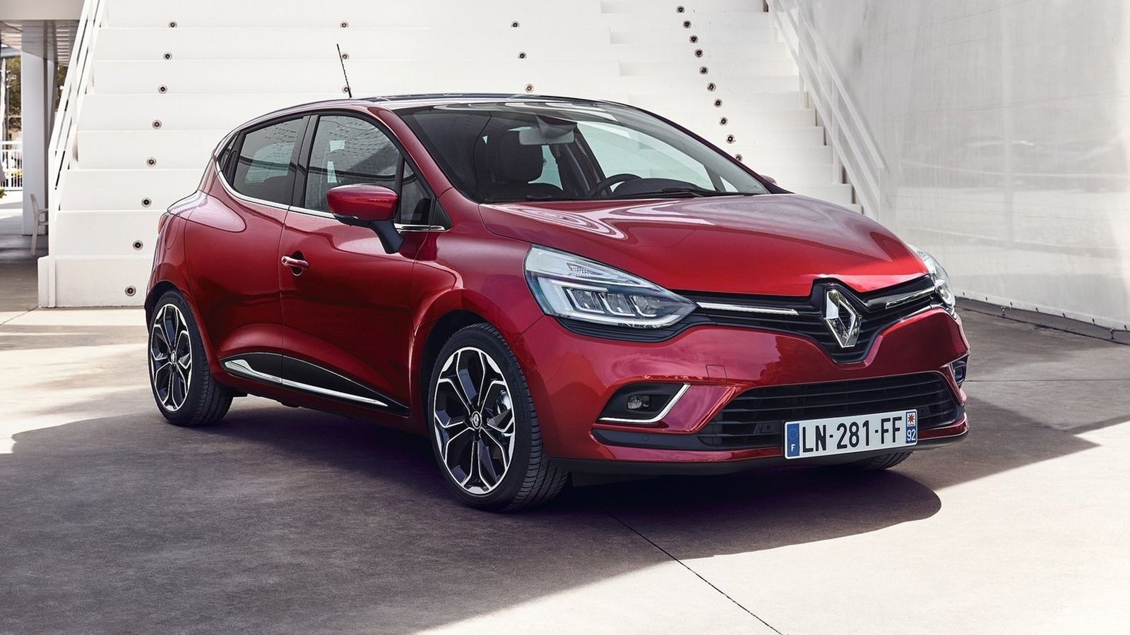 Η τέταρτη γενιά του Renault Clio δέχεται ανανεώσεις στα σημεία, τόσο εξωτερικά με αισθητικές λεπτομέρειες, όσο και στην παλέτα των μηχανικών συνόλων, 