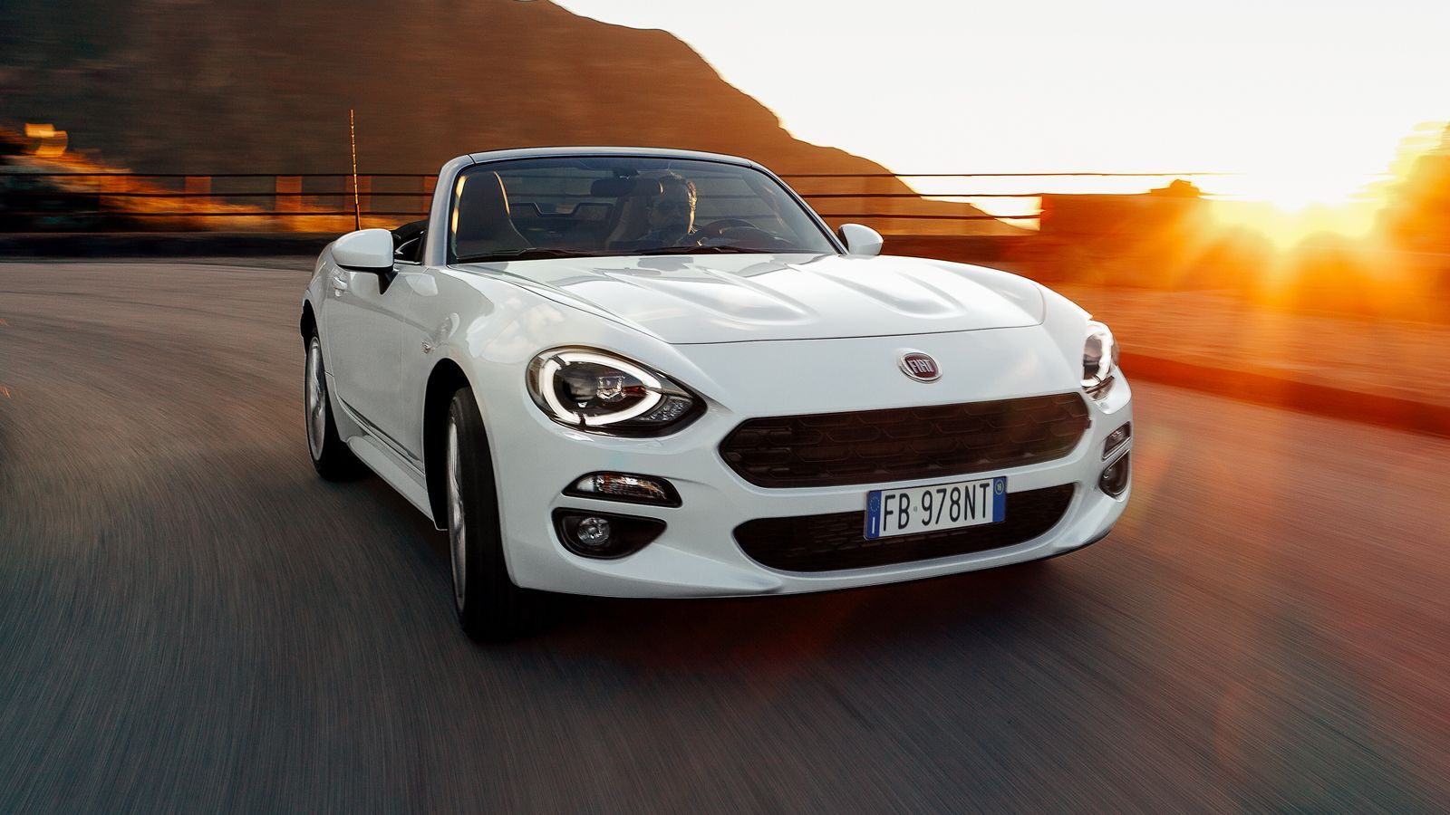 Οι παραγγελίες για το νέο Fiat 124 Spider ξεκίνησαν. Θα διατίθεται σε δυο εκδόσεις με τον ίδιο κινητήρα 1.4 MultiAir 140 PS, με τις τιμές να ξεκινούν 