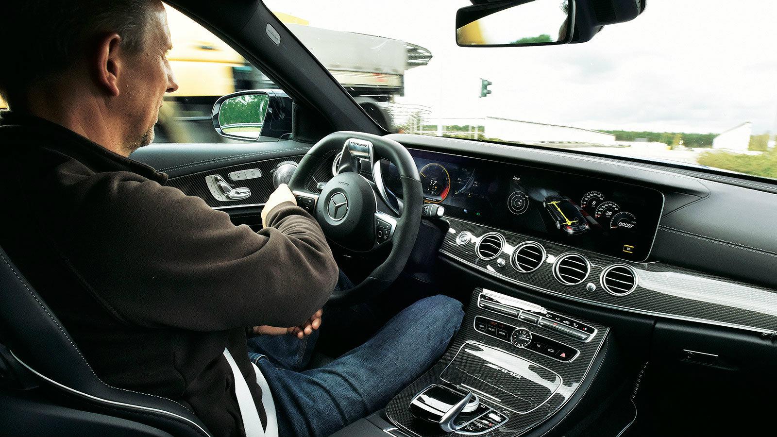 Ε-Class AMG 612 ίππων καταδιώκει Audi R8!