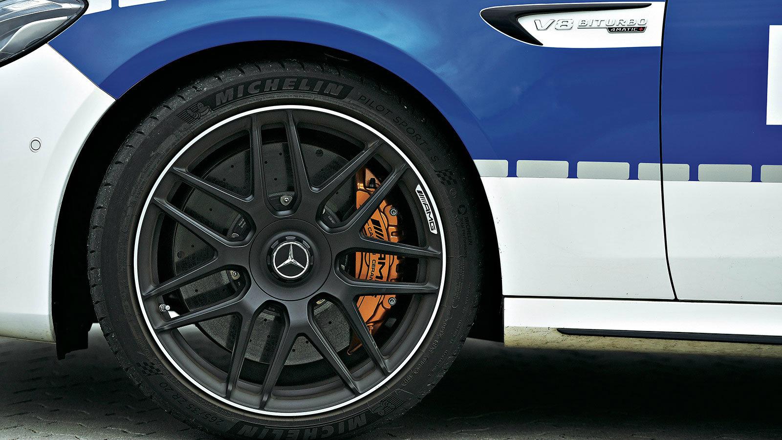 Ε-Class AMG 612 ίππων καταδιώκει Audi R8!