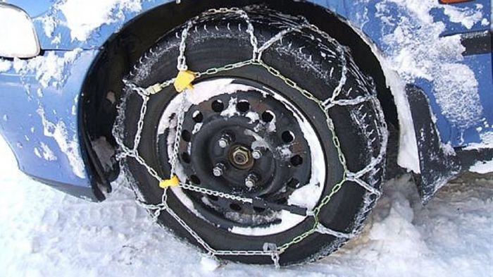 Οι αντιολισθητικές αλυσίδες χωρίζονται σε διάφορες κατηγορίες (με εύκαμπτο συρματόσχοινο, αλυσίδες με καρφιά, αλυσίδες αράχνες, αλυσίδες κουβέρτα και 