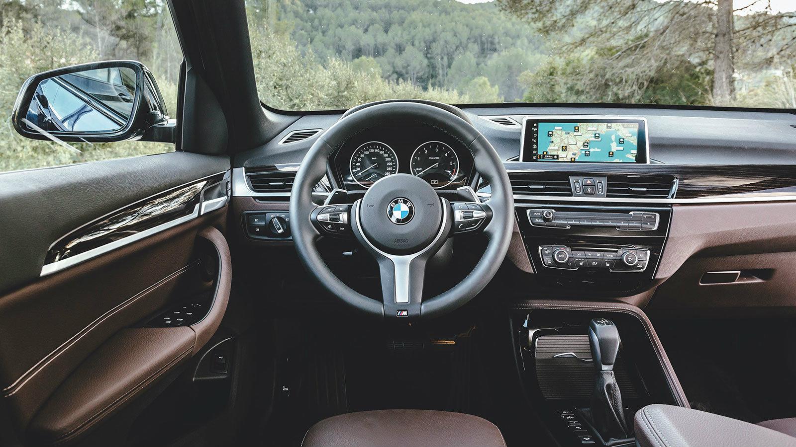 Επίπεδη οθόνη αλλά δεν είναι αφής. Εύκολη στην χρήση!