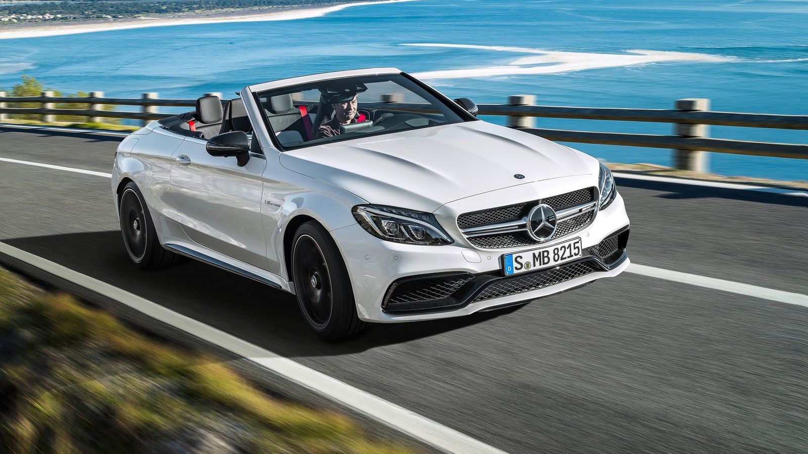 Η Mercedes-AMG φύλαγε για την έκθεση της Νέας Υόρκης το ντεμπούτο των νέων C63 Cabrio και C63 S Cabrio με ισχύ 476 και 510 ίππων αντίστοιχα.