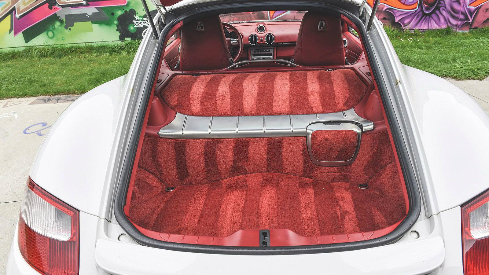 Δεν βλέπεις τίποτα από τον κινητήρα. Υπάρχει ένας ικανοποιητικός χώρος αποσκευών