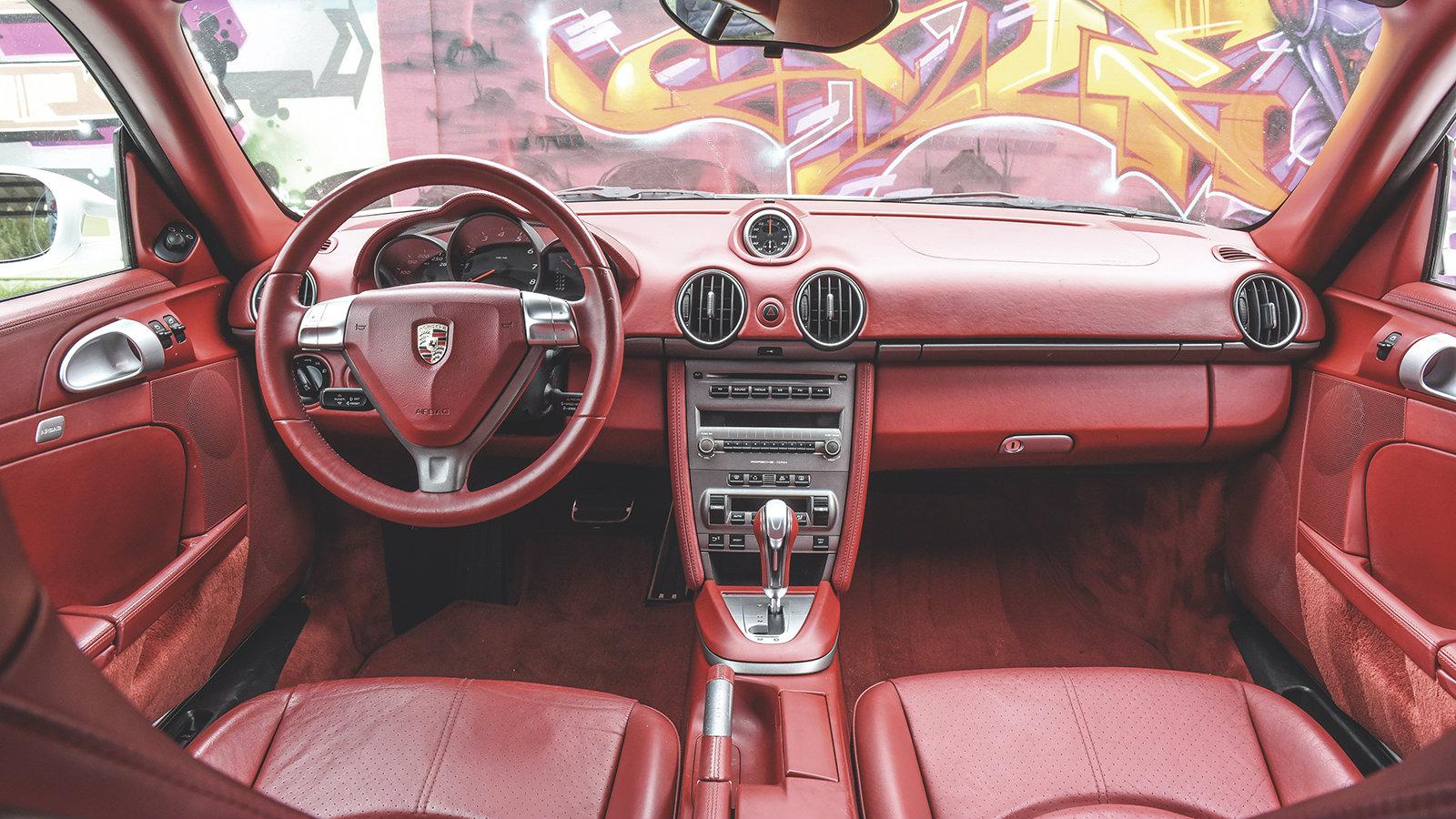 Το κόκκινο εσωτερικό είναι χάρμα οφθαλμών και λέγεται Sport Chrono Paket