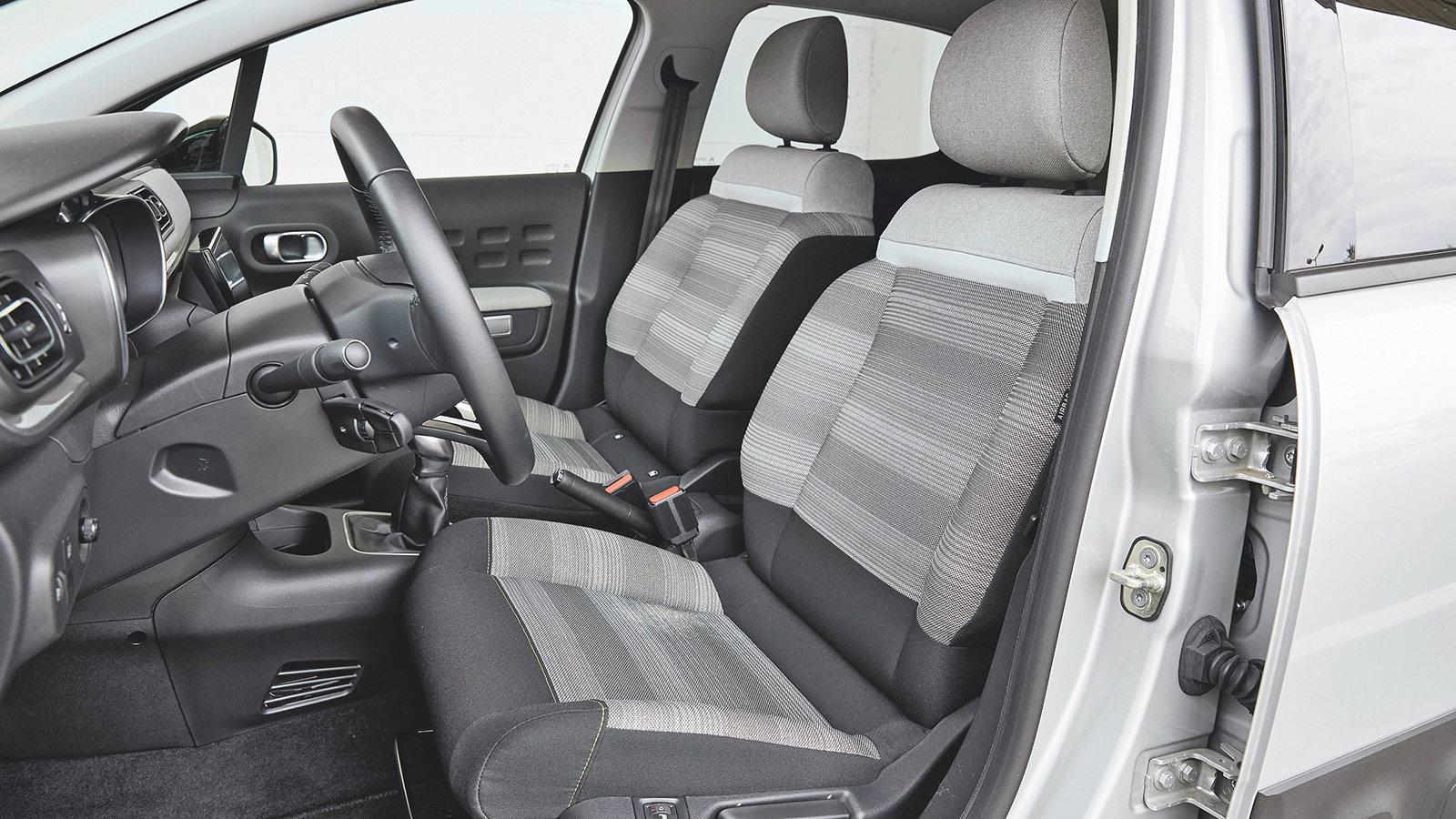 Τα καθίσματα είναι σαν καναπέδες. Ξεκούραστα και μαλακά. 