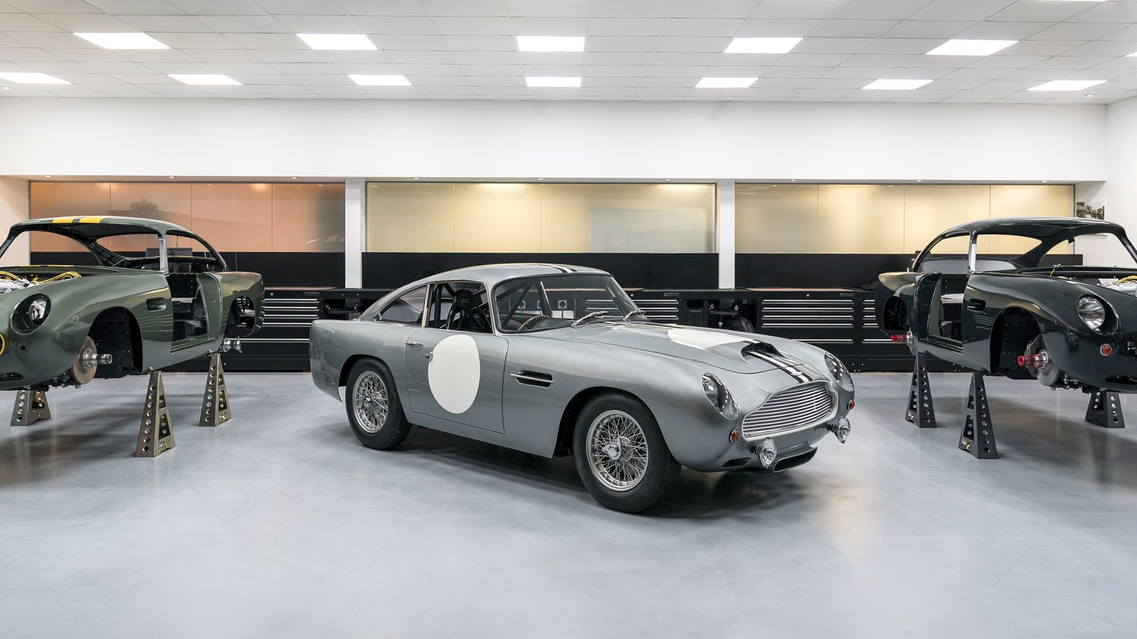 Η Aston Martin επαναφέρει και επισήμως την παραγωγή της στο εργοστάσιό της στο Newport Pagnell, το οποίο από το 2007 αποτέλεσε την έδρα του τμήματος W