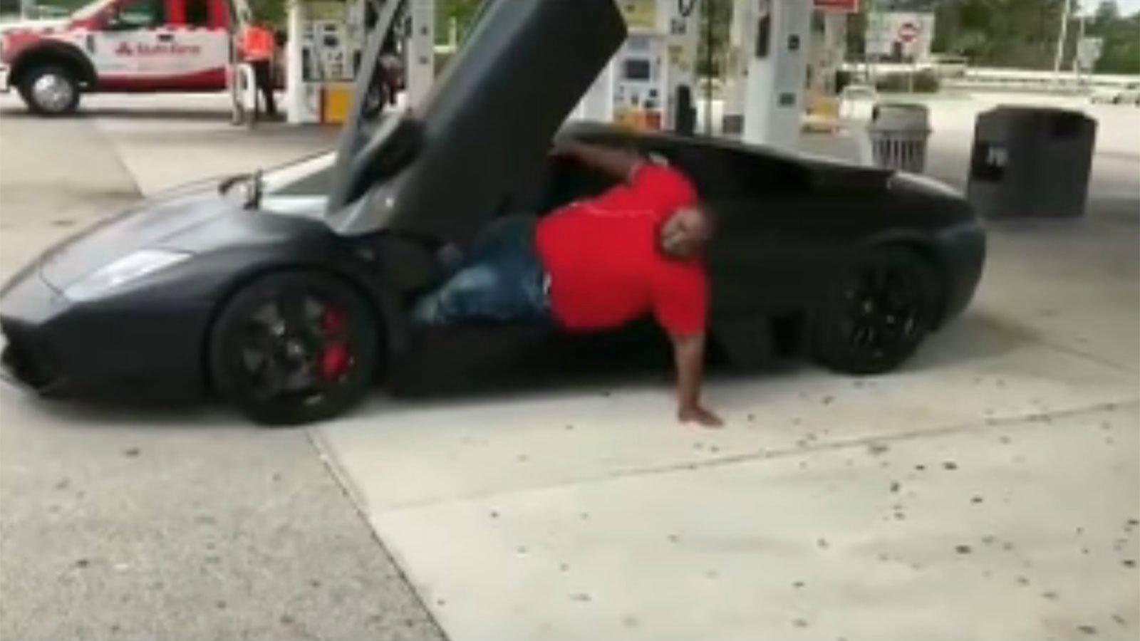 Πολύ στενό φαίνεται πως είναι το εσωτερικό της Lamborghini Murcielago.