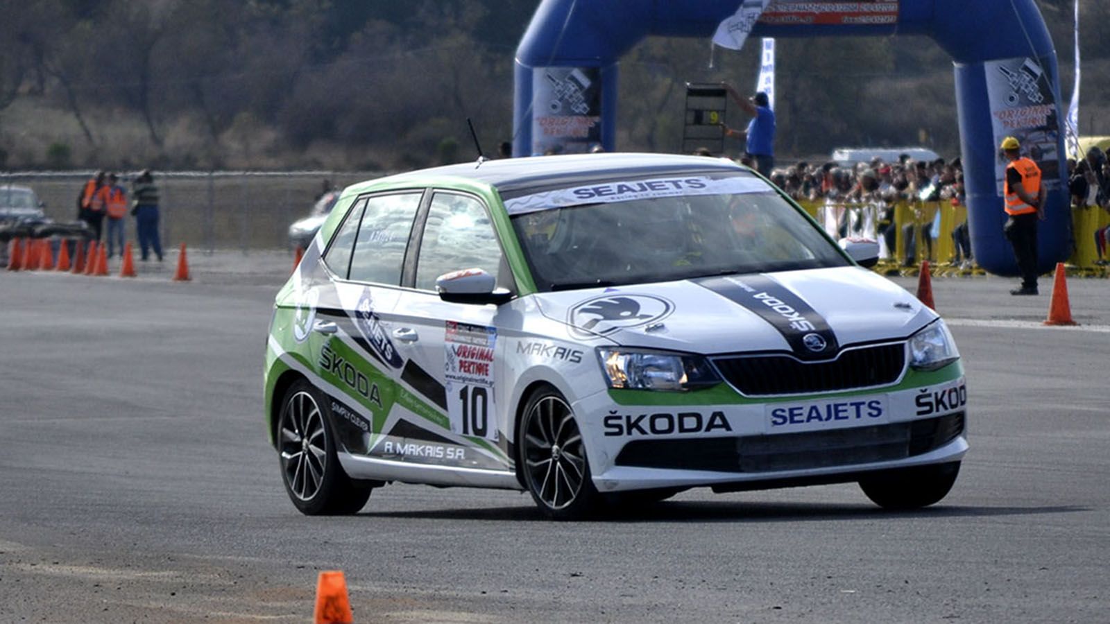 H ημέρα ξεκίνησε με την αναμέτρηση των 16 Skoda Fabia του Ενιαίου ΣΟΑΑ.