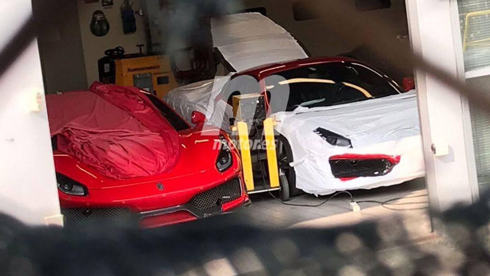 Στην φωτογραφία απεικονίζονται δύο κατακόκκινες 488.