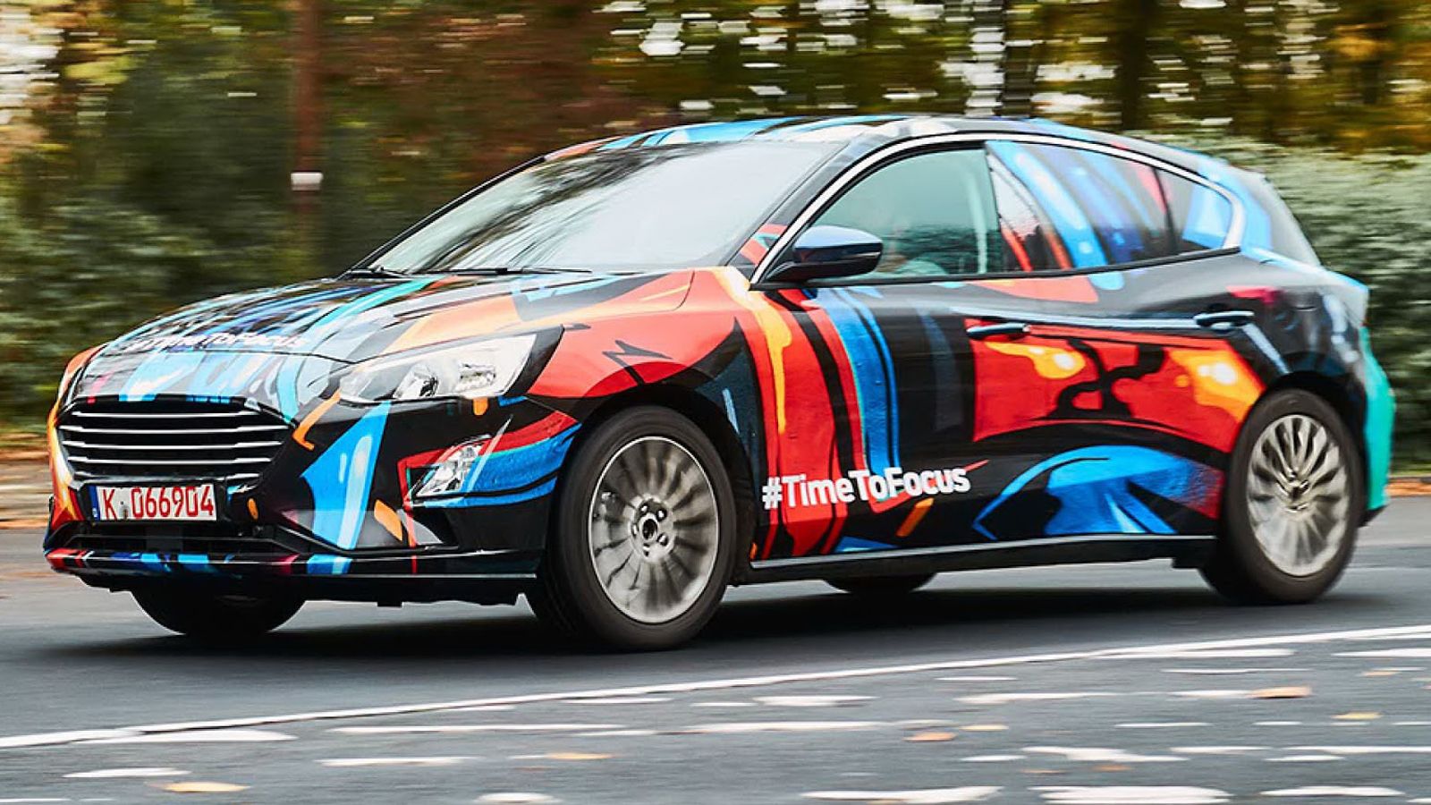 Το Ford Focus θα περάσει στην τέταρτη γενιά του στις αρχές του επόμενου έτους, με την εταιρεία να προωθεί το επερχόμενο μοντέλο της, ντύνοντας τα τελε