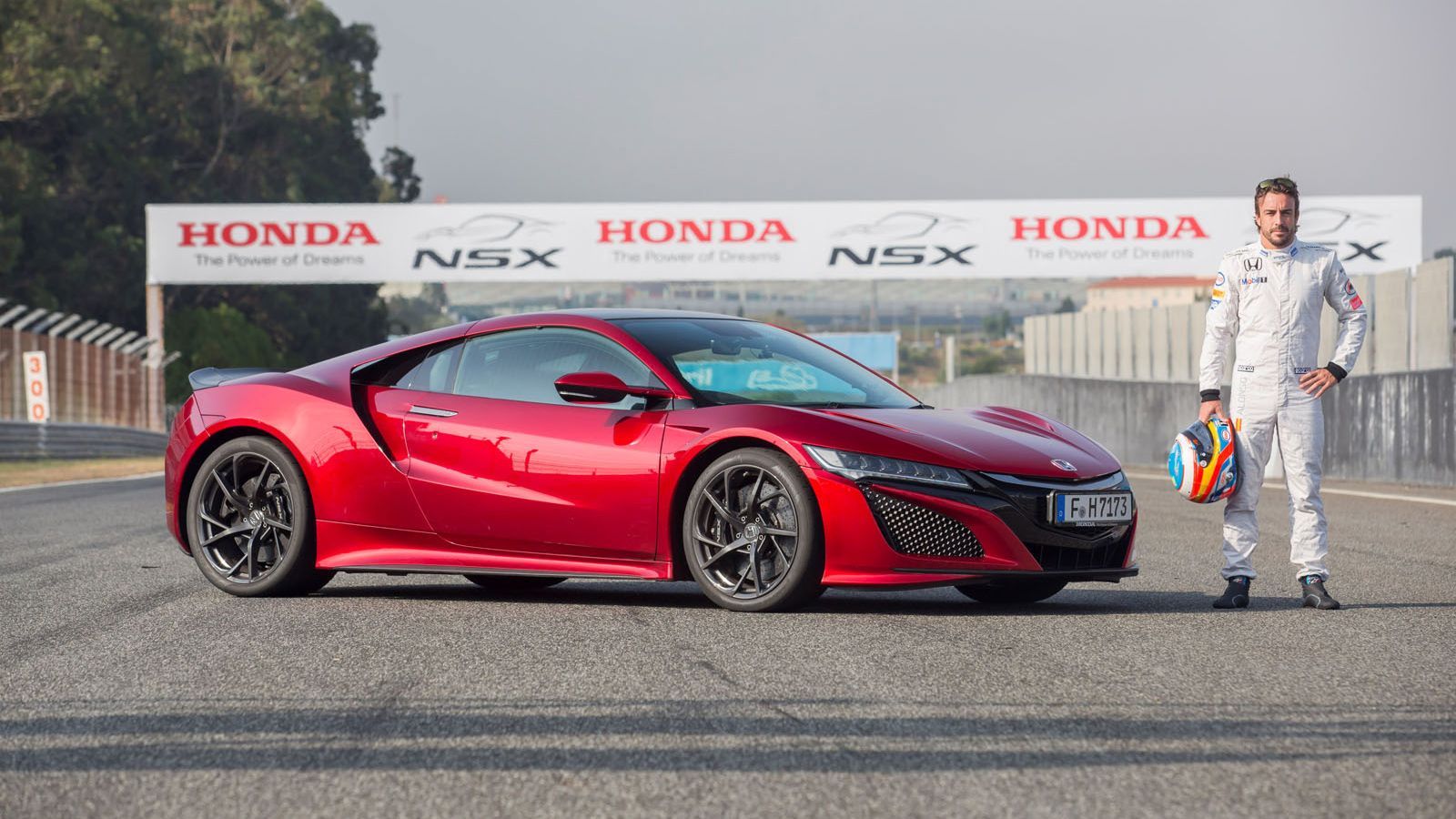 Κάποιοι τυχεροί είχαν την ευκαιρία να βρεθούν στο κάθισμα του συνοδηγού του Honda NSX, με οδηγό τον Fernando Alonso.	