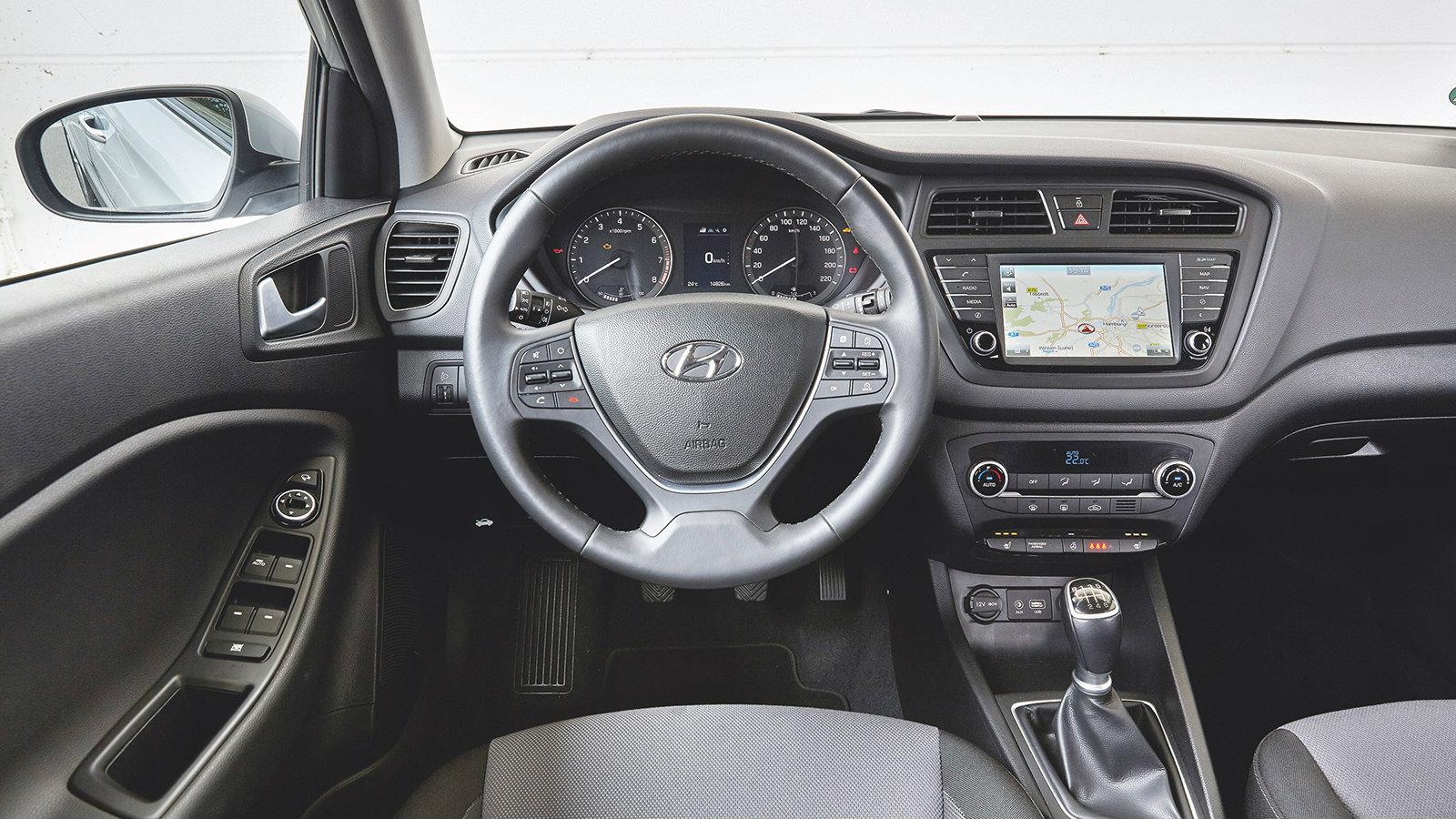 Ενοχλητικά είναι μόνο το ψηλό κατώφλι φόρτωσης και το κρυμμένο χερούλι γαι την πόρτα των αποσκευών. 