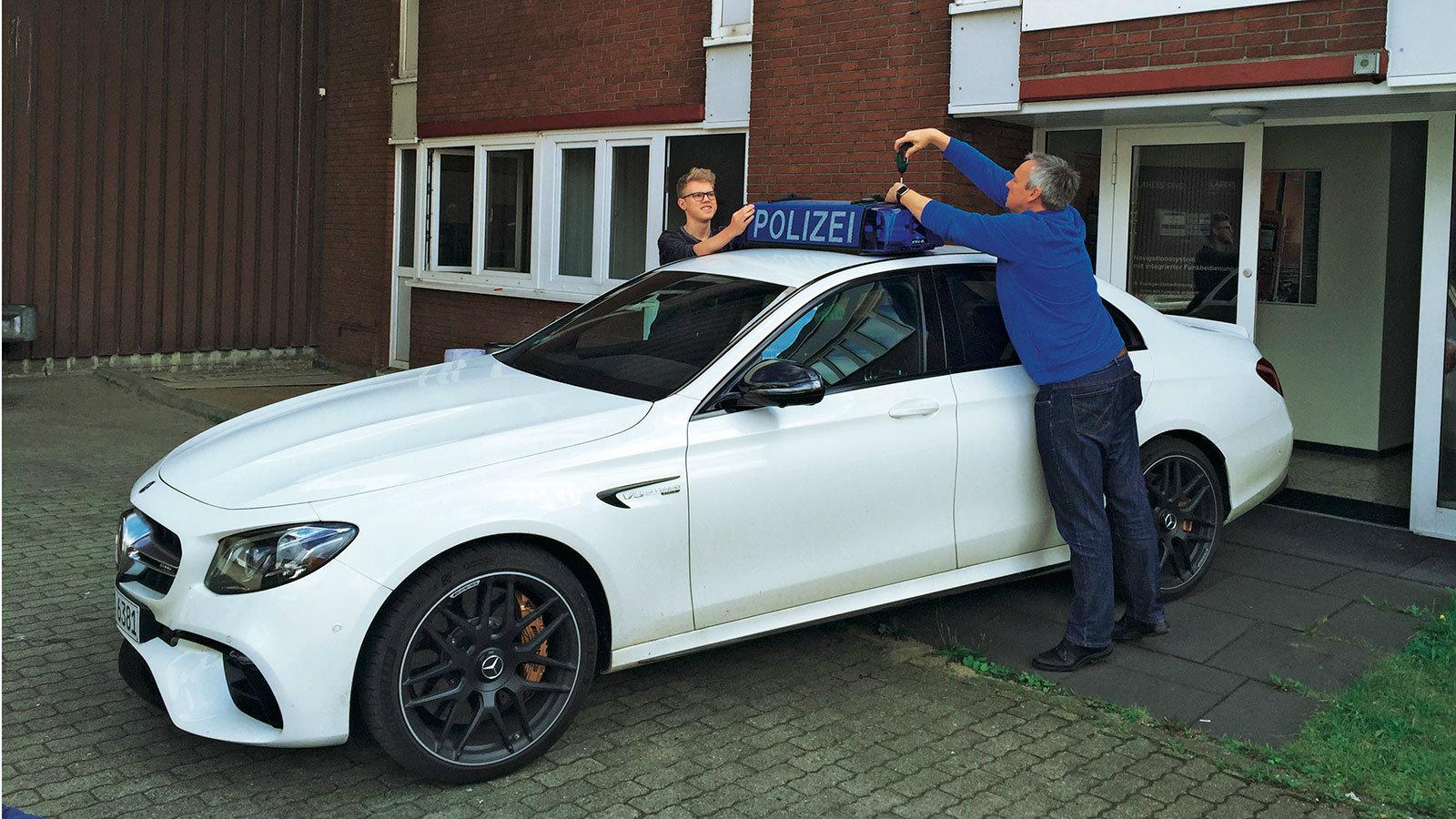 Ε-Class AMG 612 ίππων καταδιώκει Audi R8!