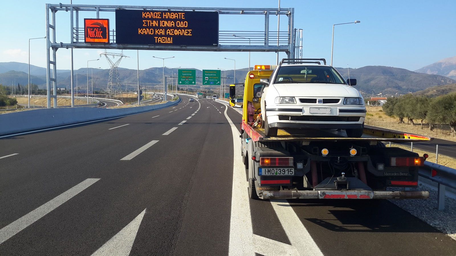 Όχημα της Interamerican βοήθειας στην Ιόνια Οδό.