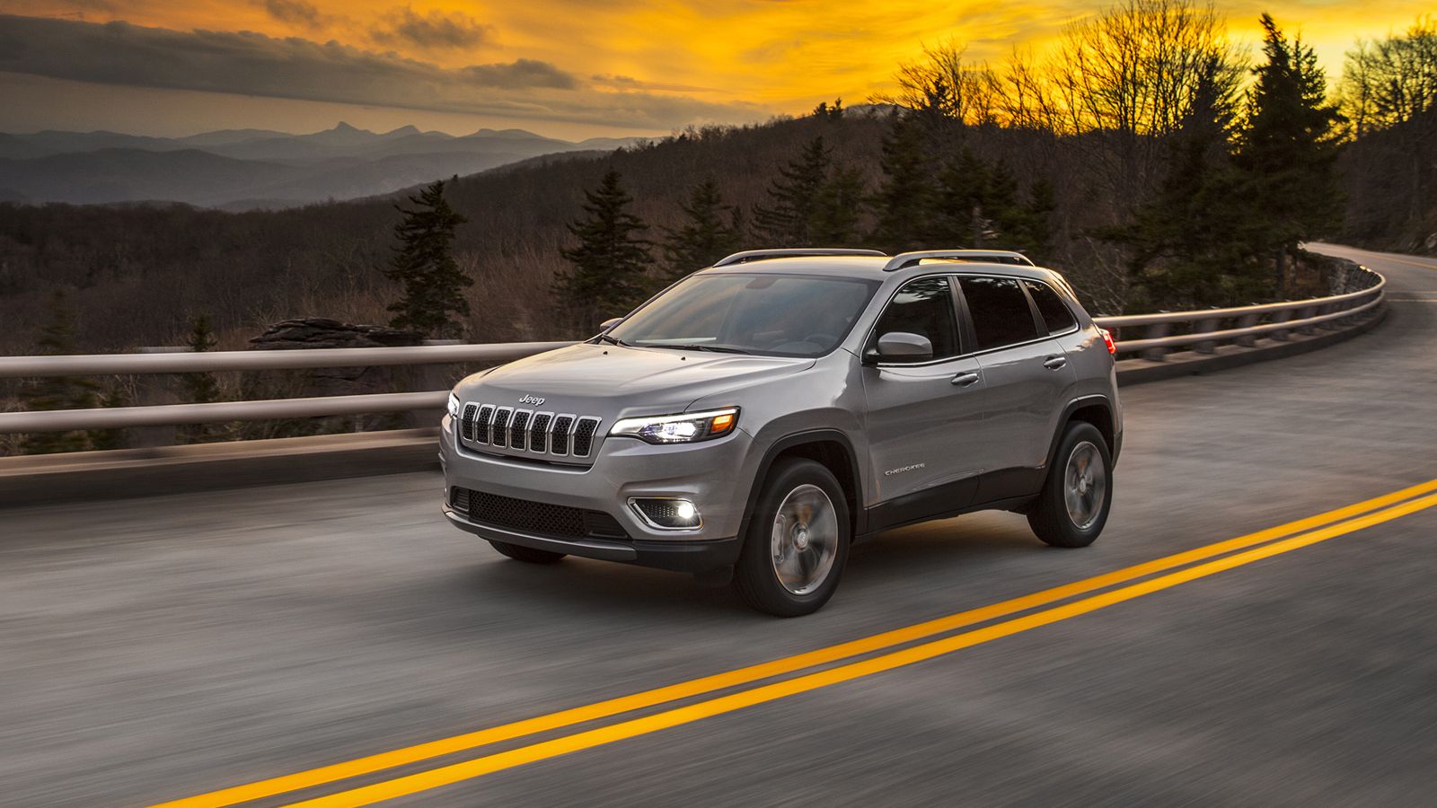 Η Fiat Chrysler Automobiles μας αποκαλύπτει πλήρως τη μορφή του ανανεωμένου Jeep Cherokee, ενώ κλείνει το ραντεβού της πρώτης γνωριμίας στις 16 Ιανουα