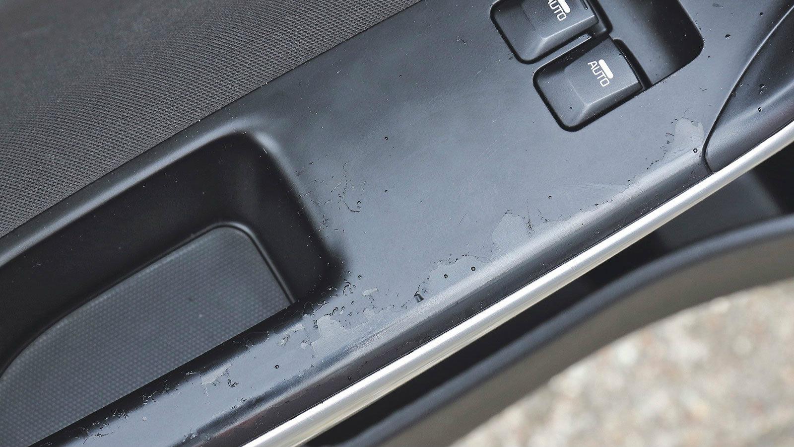 Η φθορά στα πλαστικά είναι γνώριμη στους ιδιοκτήτες Golf, δυστυχώς του έμοιασε και το Ceed