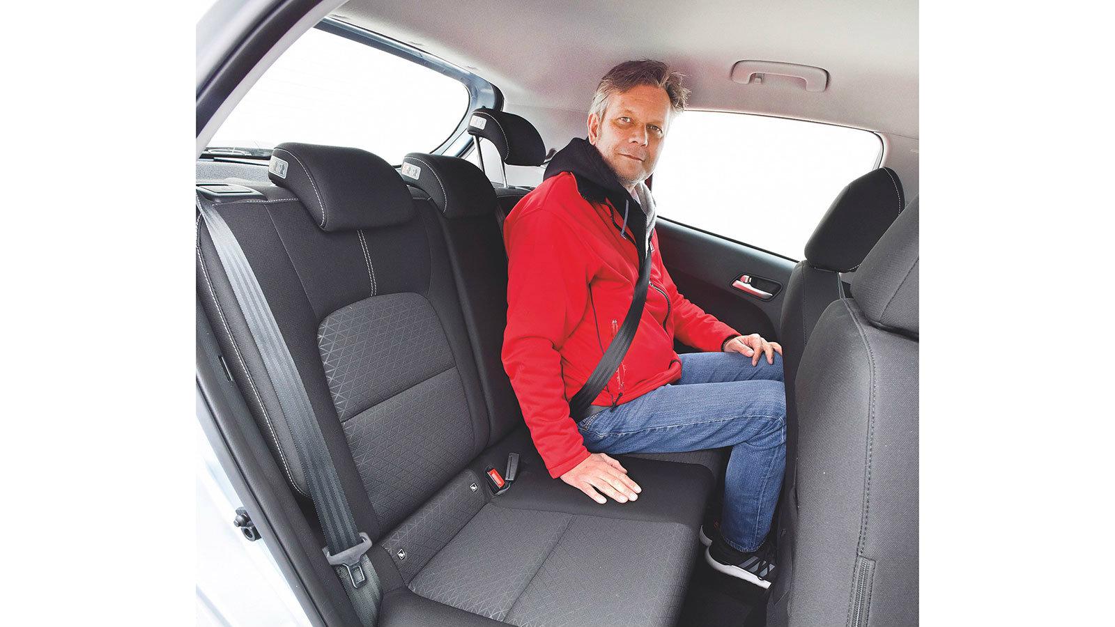 Πίσω είναι στενό αλλά καλό για τα δεδομένα της κατηγορίας