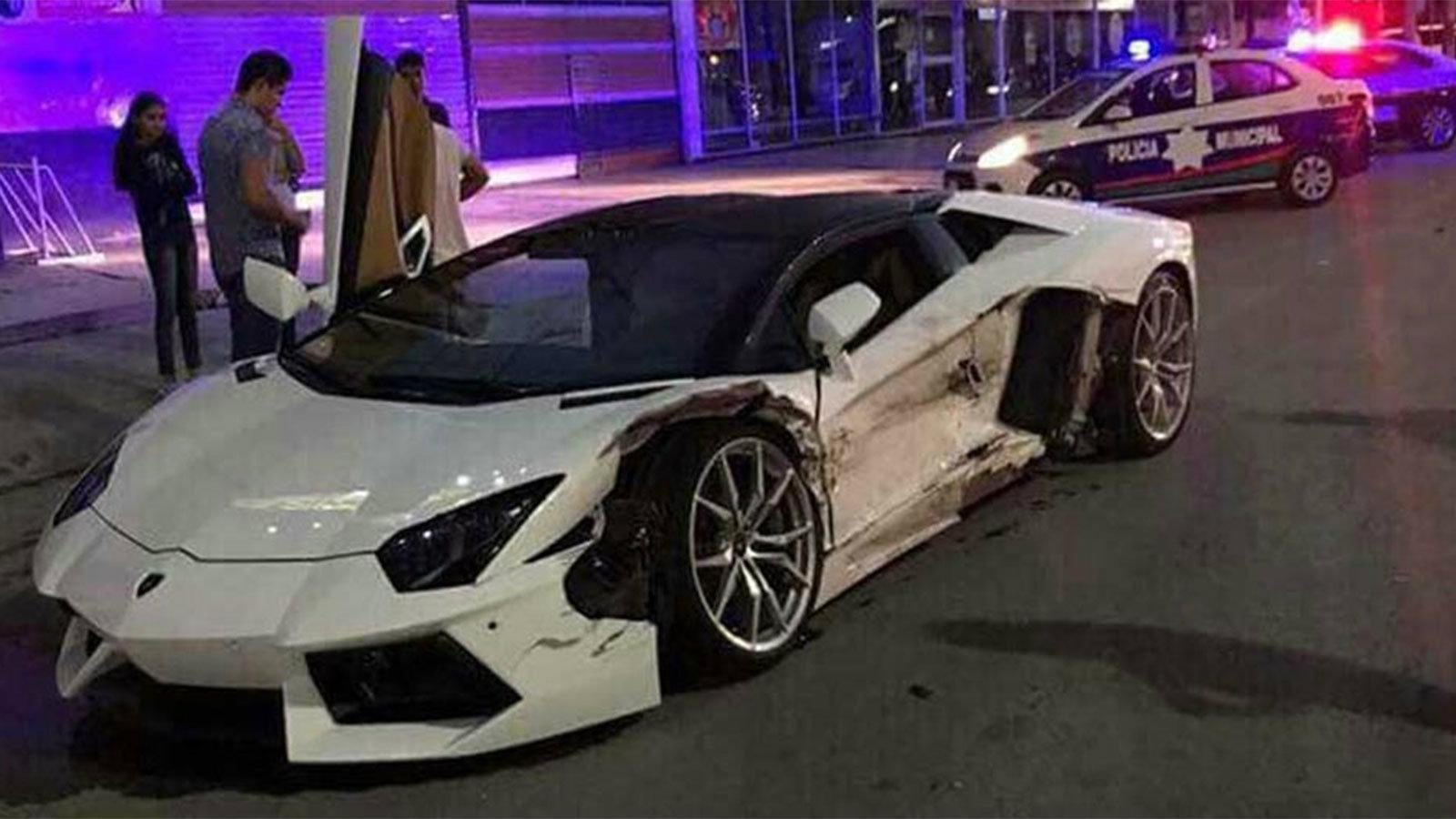 H Lamborghini Aventador υπέστη σοβαρές ζημιές στην πόλη του Μεξικό.
