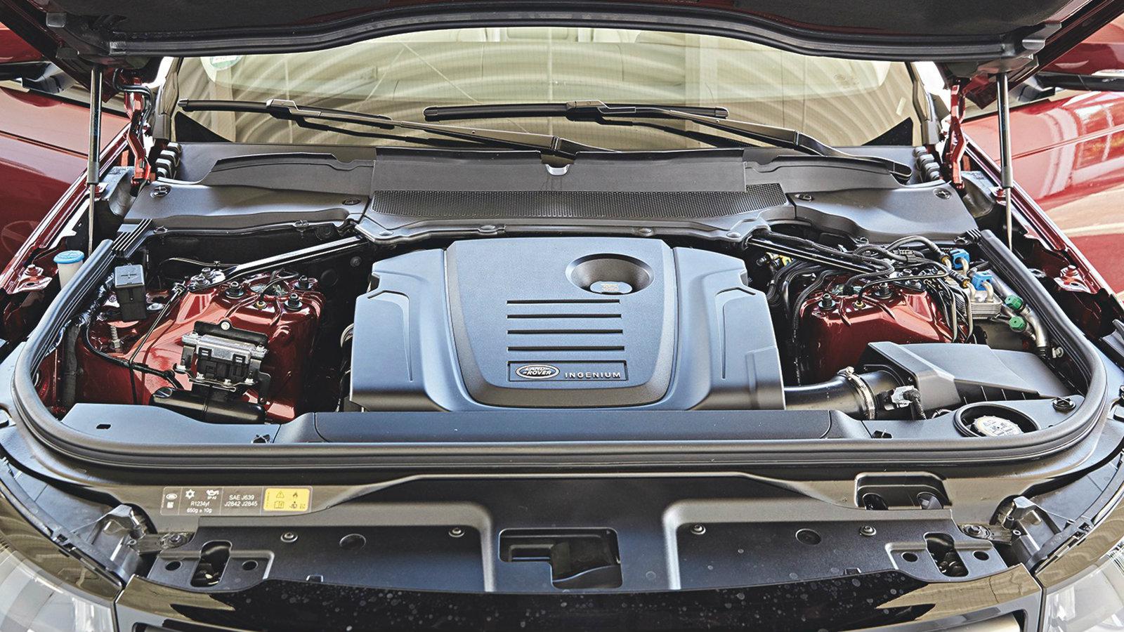 Ο κινητήρας του Discovery παρ` ότι μπορεί να φαντάζει μικρός κάνει καλά τη δουλειά του ενώ η τοποθέτηση είναι κατά το διαμήκη άξονα. 