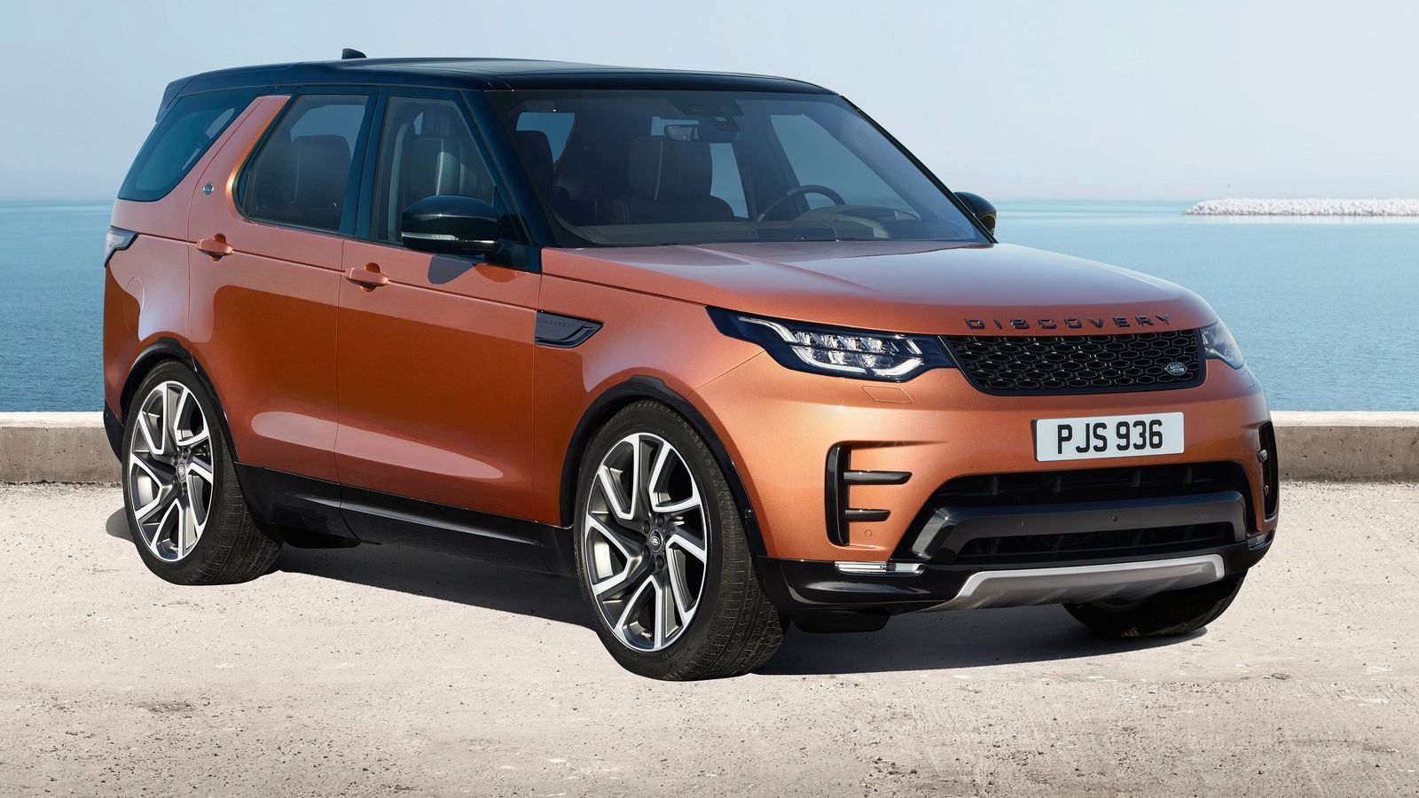 Το νέο Land Rover Discovery που μόλις αποκαλύφθηκε στην Έκθεση του Παρισιού, ξεχωρίζει για τη «σοφιστικέ» εμφάνισή και το ογκώδες αμάξωμά του.