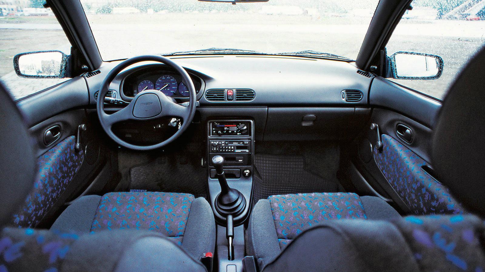 Τυπική σχεδίαση του Ά90 με μπλέ πίνακα οργάνων