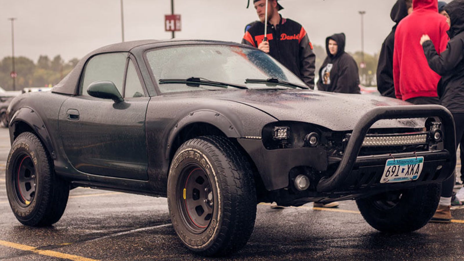 O ιδιοκτήτης τοποθέτησε ένα σετ off-road ελαστικών αφού πρώτα φρόντισε να τροποποιήσει τους θόλους των τροχών.