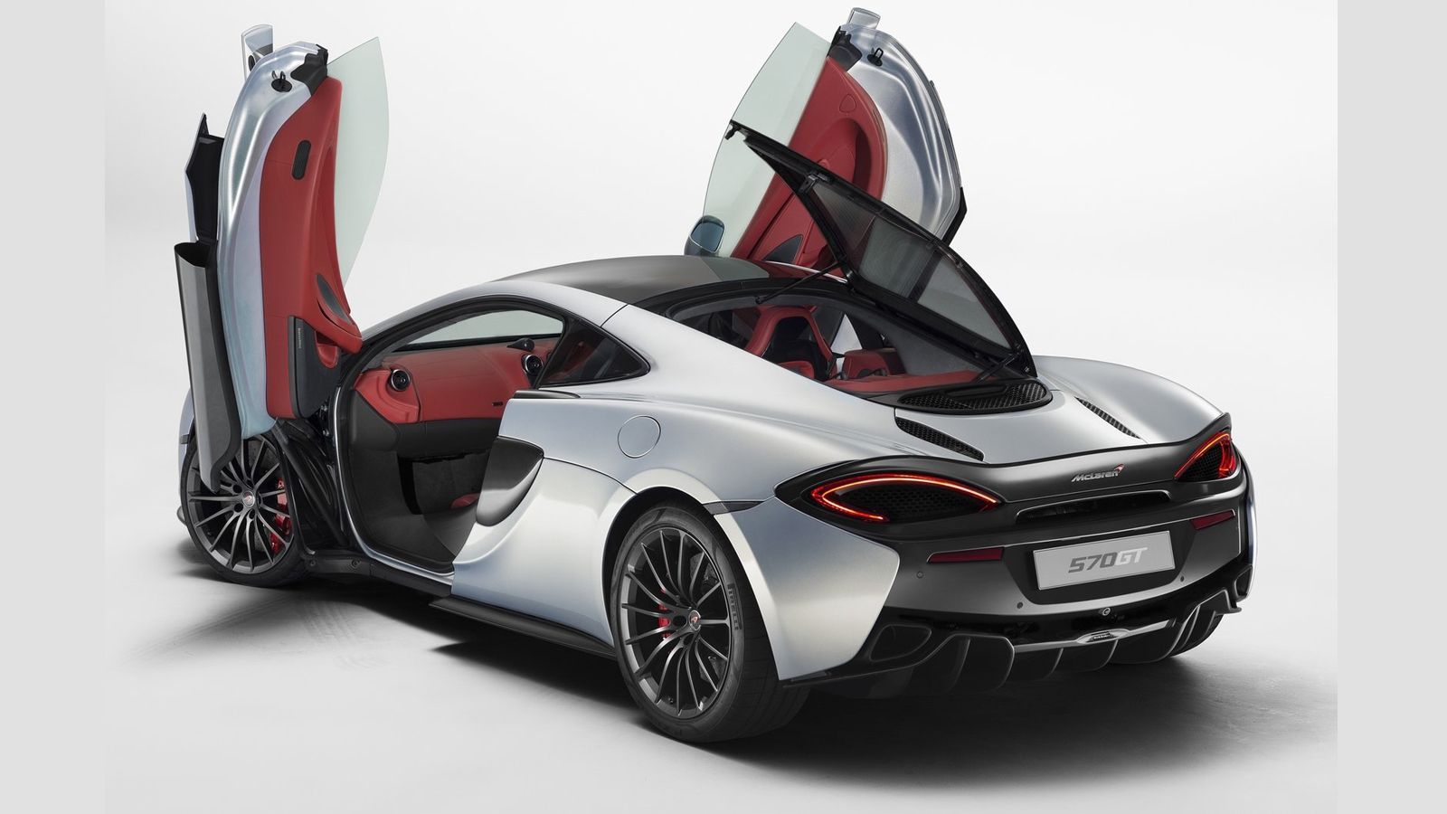 Αντίθετα με ό,τι μας έχει συνηθίσει η McLaren, η 570GT εστιάζει στην πρακτικότητα και στην ευχρηστία, προσφέροντας μεγαλύτερο χώρο αποσκευών και πιο π