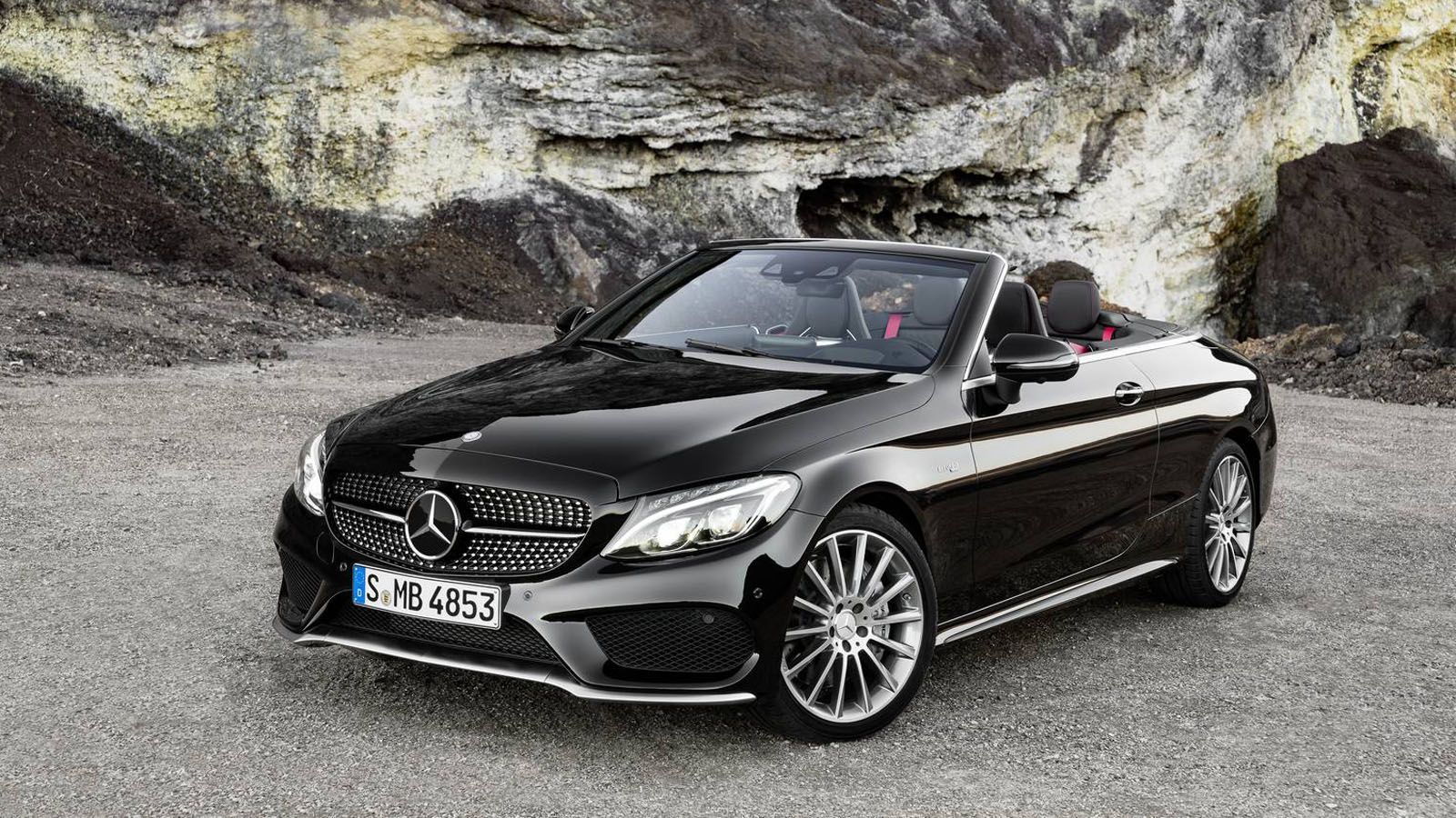 Η νέα Mercedes-Benz C-Class Cabrio βασίζεται στην C-Class Coupe και τραβάει τα βλέμματα με την εντυπωσιακή της σχεδίαση και τις ελκυστικές της γραμμές
