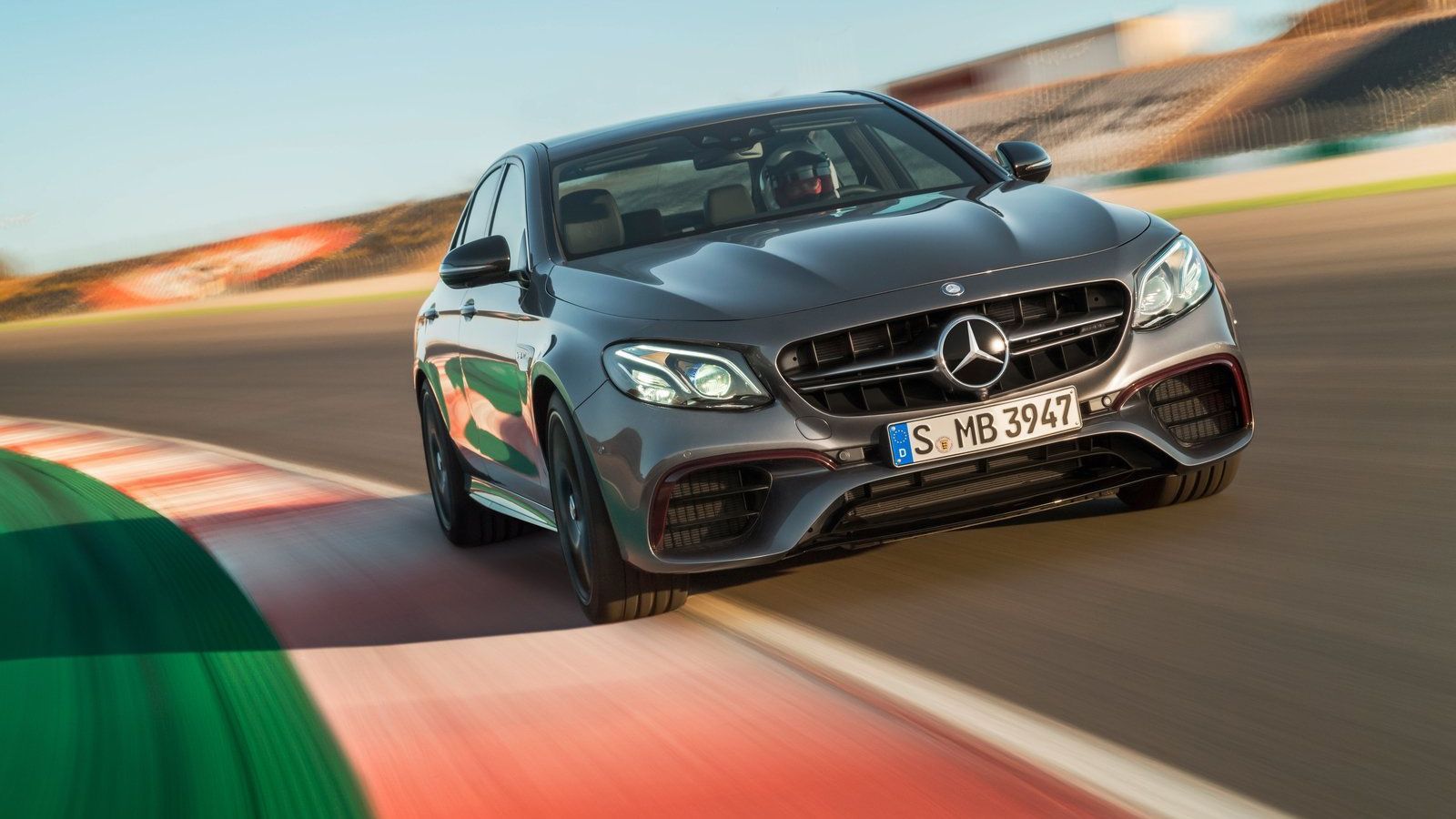 Αποκαλύφθηκε και επίσημα η τρίτη γενιά της Mercedes-AMG E 63 Sedan και η E 63 S Sedan, οι οποίες είναι οι πιο γρήγορες εκδόσεις της E-Class όλων των ε