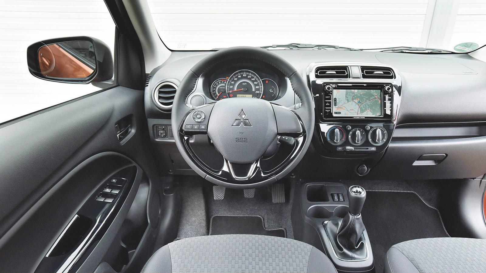 Εσωτερικό με πολλά σκληρά πλαστικά. Τα άλλα 2 να είναι καλύτερα ποιοτικά. 6,9 ιντσών οθόνη.