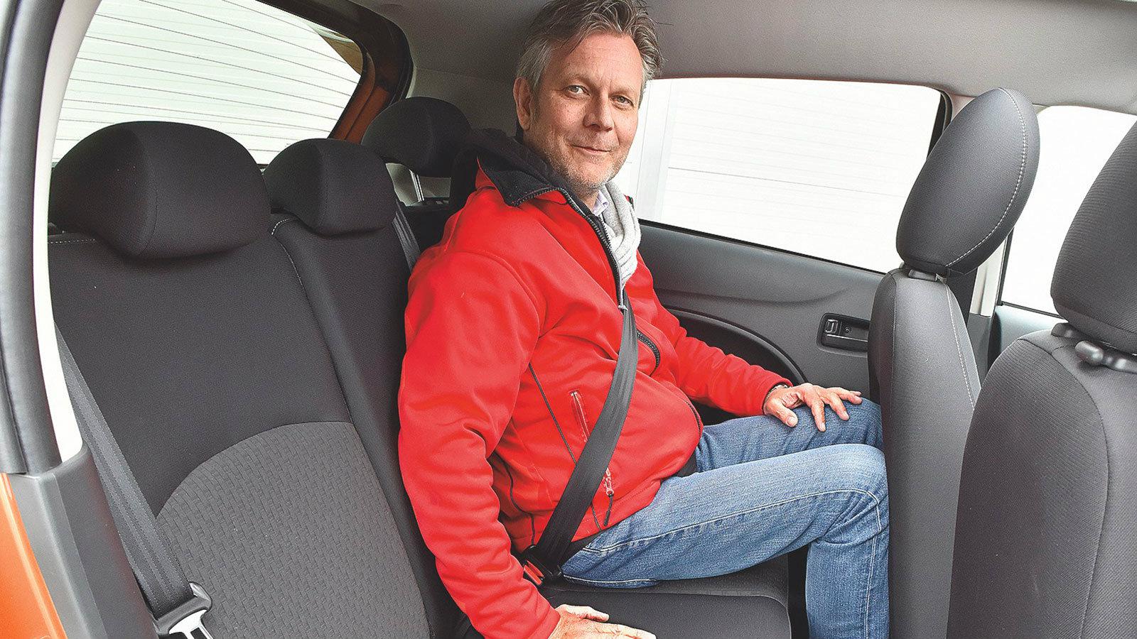 Είναι πιο στενό και έχει πιο άβολα καθίσματα