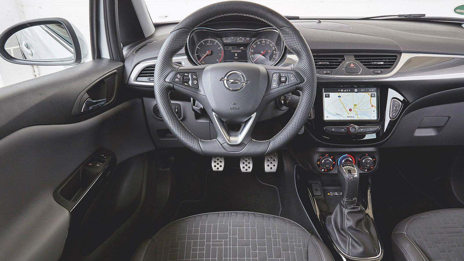 Η διαμόρφωση στο ταμπλό είναι τυπική για Opel: η οθόνη είναι «χωμένη», ενώ έχει και «φιλέτα» αλουμινίου.