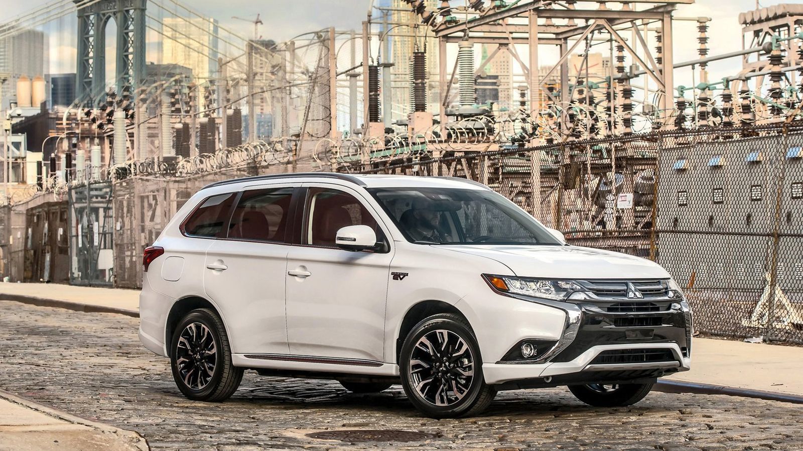 Η Mitsubishi παρουσίασε στην έκθεση της Νέας Υόρκης το Outlander PHEV MY2017.