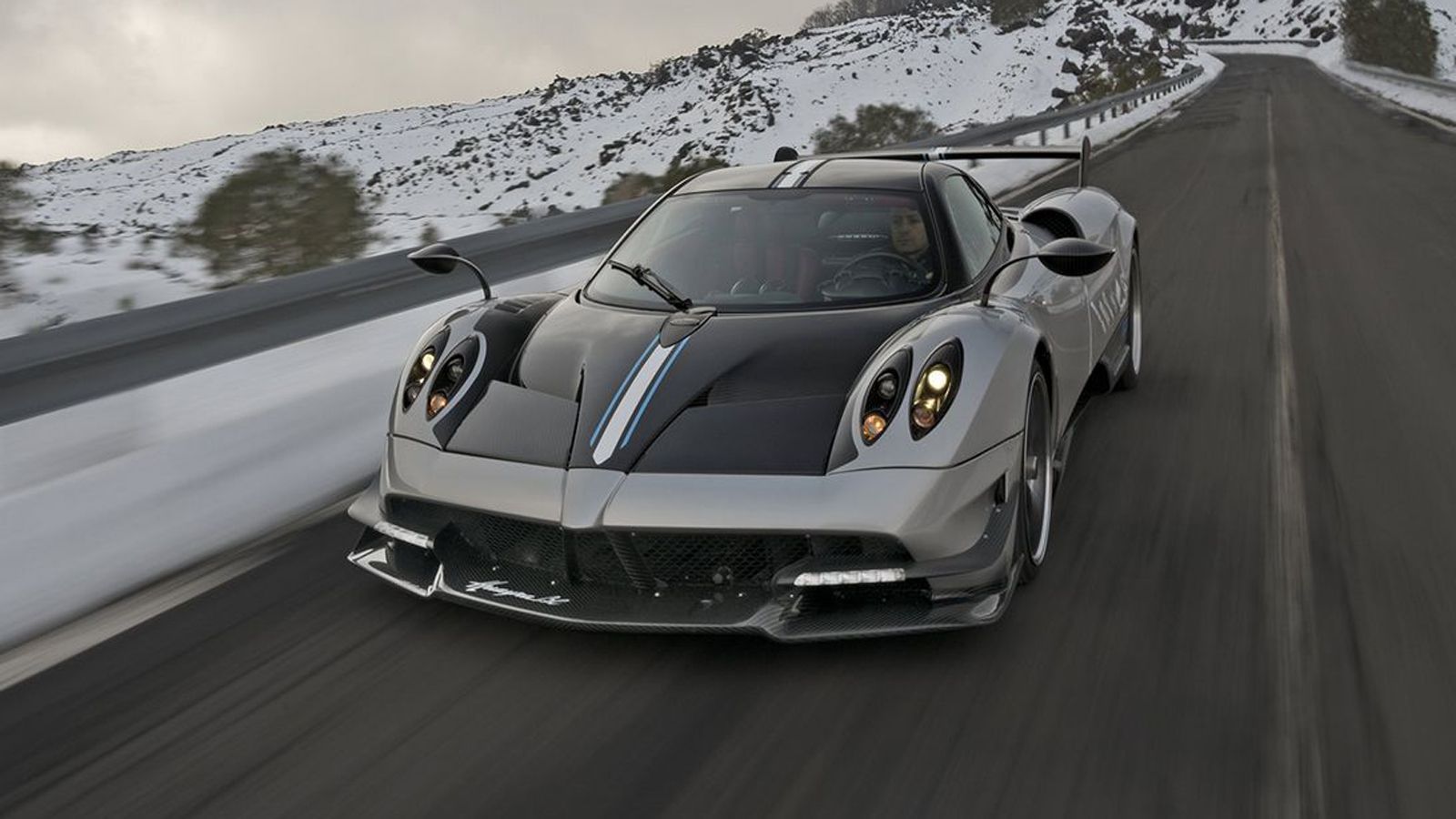 Ισχυρότερη κατά 90 ίππους, αλλά και ελαφρύτερη κατά 132 κιλά είναι η κορυφαία Pagani Huayra BC των 800 αλόγων, με την τιμή της κάθε μίας από τις 20 πο