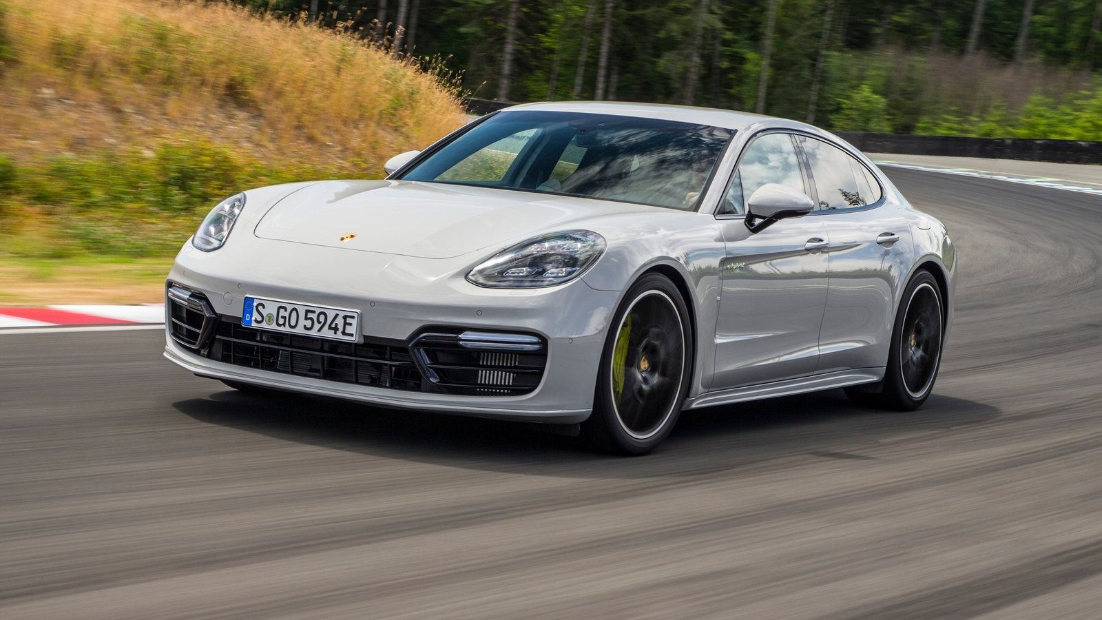 Ούτε οι ίδιοι οι άνθρωποι της Porsche μάλλον δεν περίμεναν την εμπορική επιτυχία που θα είχε η plug-in υβριδική έκδοση της Panamera.