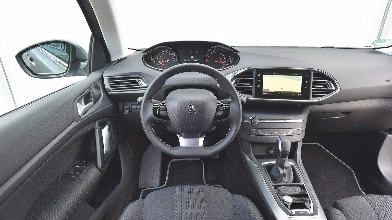 Χώροι από μια κατηγορία κάτω. Σημαντικά μικρότεροι χώροι για τα κεφάλια και τα πόδια σε σχέση με το Astra.