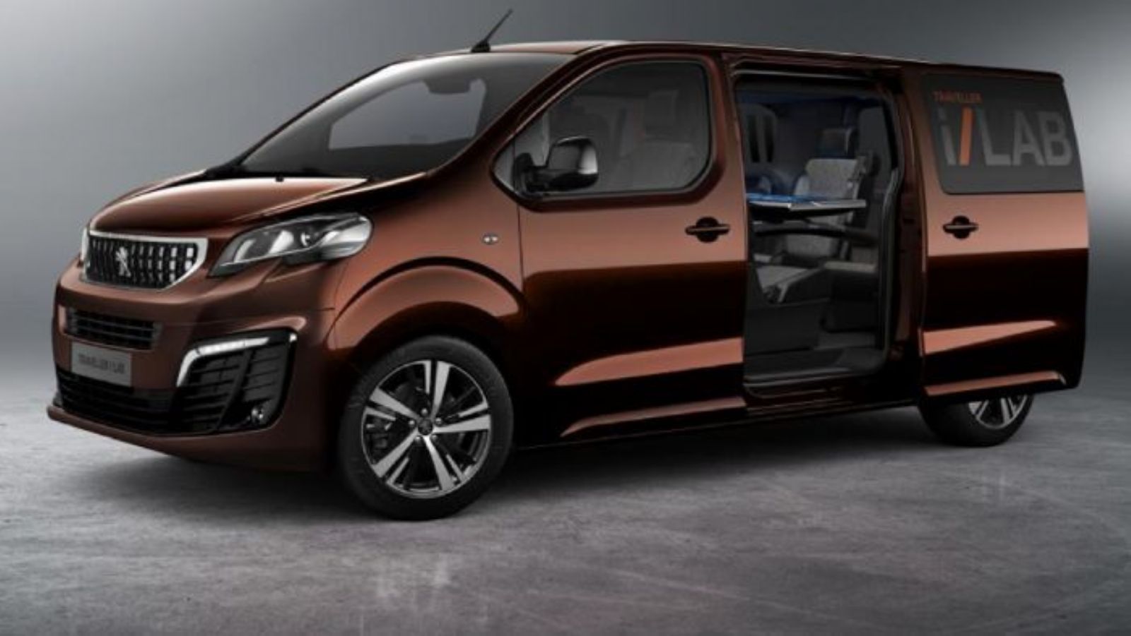 Οι πλαϊνές συρόμενες πόρτες είναι ηλεκτρικά ελεγχόμενες.