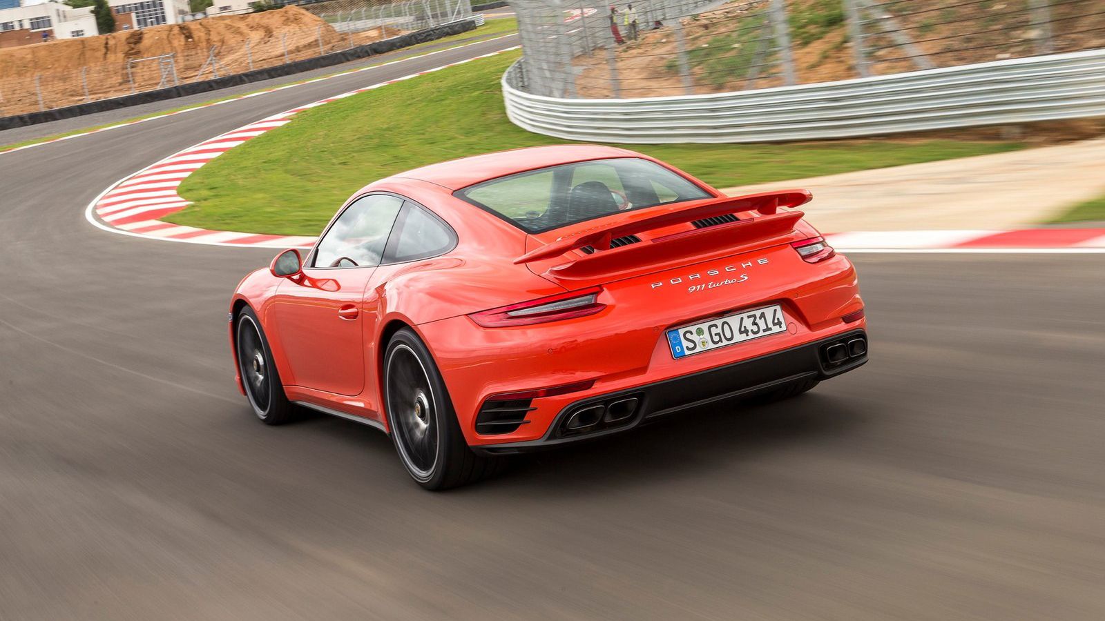 Οι μηχανικοί της Porsche θα τροποποιήσουν το υπάρχον 6κύλινδρο twin-turbo σύνολο των 3,8 λίτρων, χρησιμοποιώντας μέρη από την GT2 RS. Έτσι, η νέα 911 