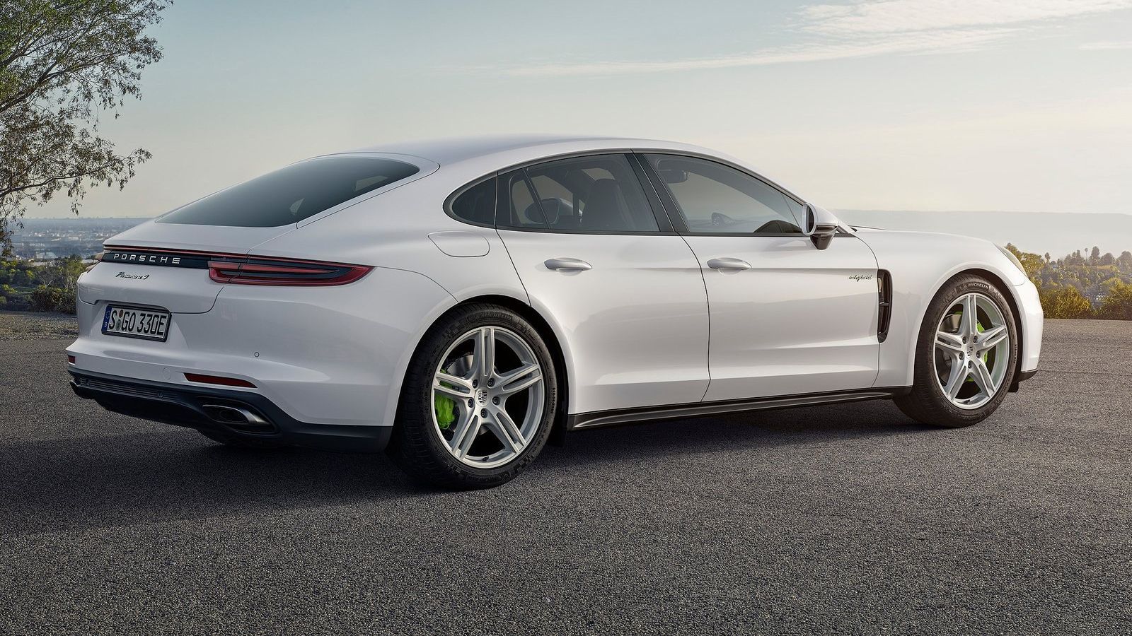 H Porsche παρουσίασε την υβριδική, επαναφορτιζόμενη έκδοση της νέας Panamera η οποία μπορεί να κινηθεί αποκλειστικά με ηλεκτρική ενέργεια για 50 χιλιό