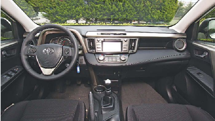 Κορυφαίο φινίρισμα, ανάλογη συναρμογή και πολύ καλή ποιότητα χαρακτηρίζουν την καμπίνα του νέου Toyota RAV4, που με το καλημέρα είναι ιδιαίτερα φιλόξε