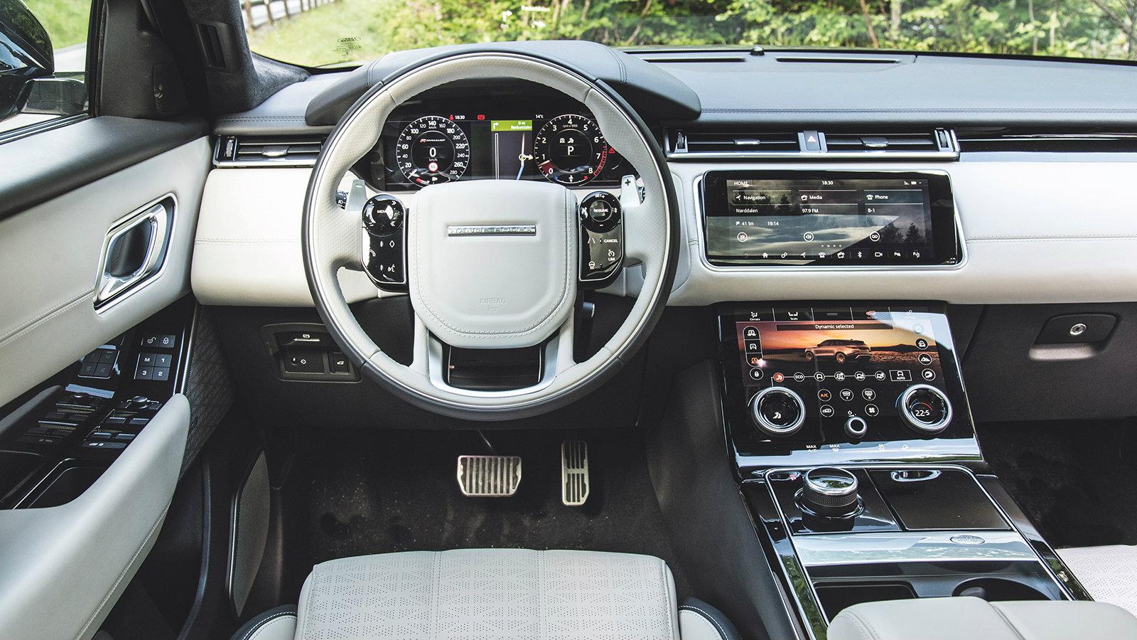 Για το ταμπλό, το σχεδιαστικό τμήμα της Range Rover αξίζει βραβείο: δύο οθόνες αφής και μικρά κουμπιά που δεν χαλούν την αρμονία του συνόλου.