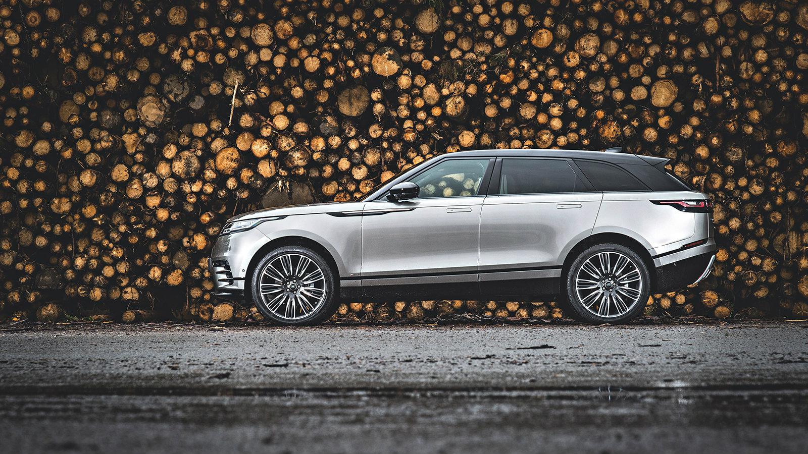 Στις εξαιρετικές λεπτομέρειες του Velar, σημειώνουμε τη γραμμή της οροφής με το «κατέβασμα» στο πίσω μέρος, τους φαρδύς τροχούς με τις ζάντες αλουμινί