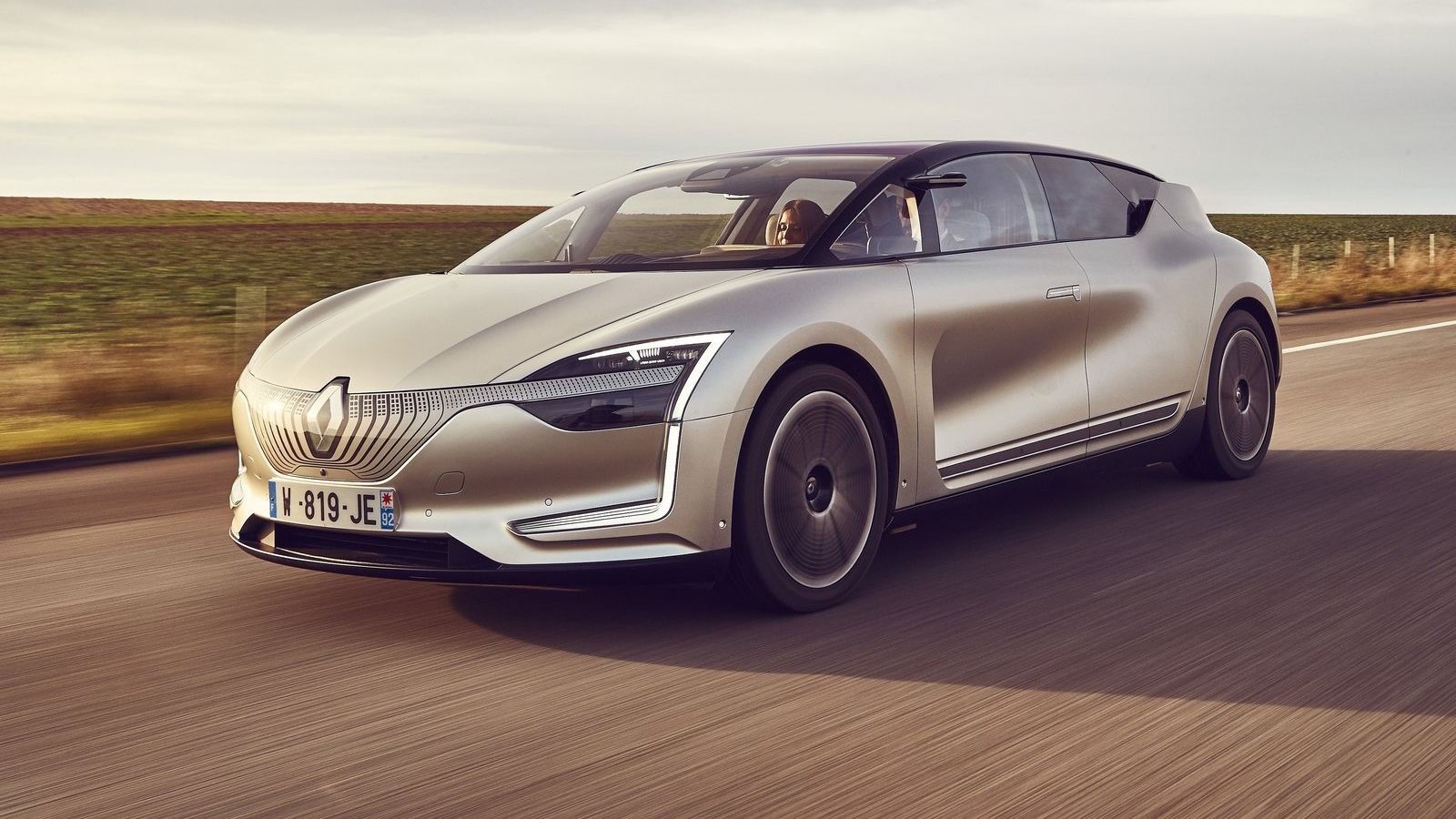 Αφού παρουσίασε το Symbioz Concept τον περασμένο Σεπτέμβριο στη Φρανκφούρτη, η Renault φτιάχνει ένα λειτουργικό πρωτότυπο του οχήματος, ικανό για ένα 