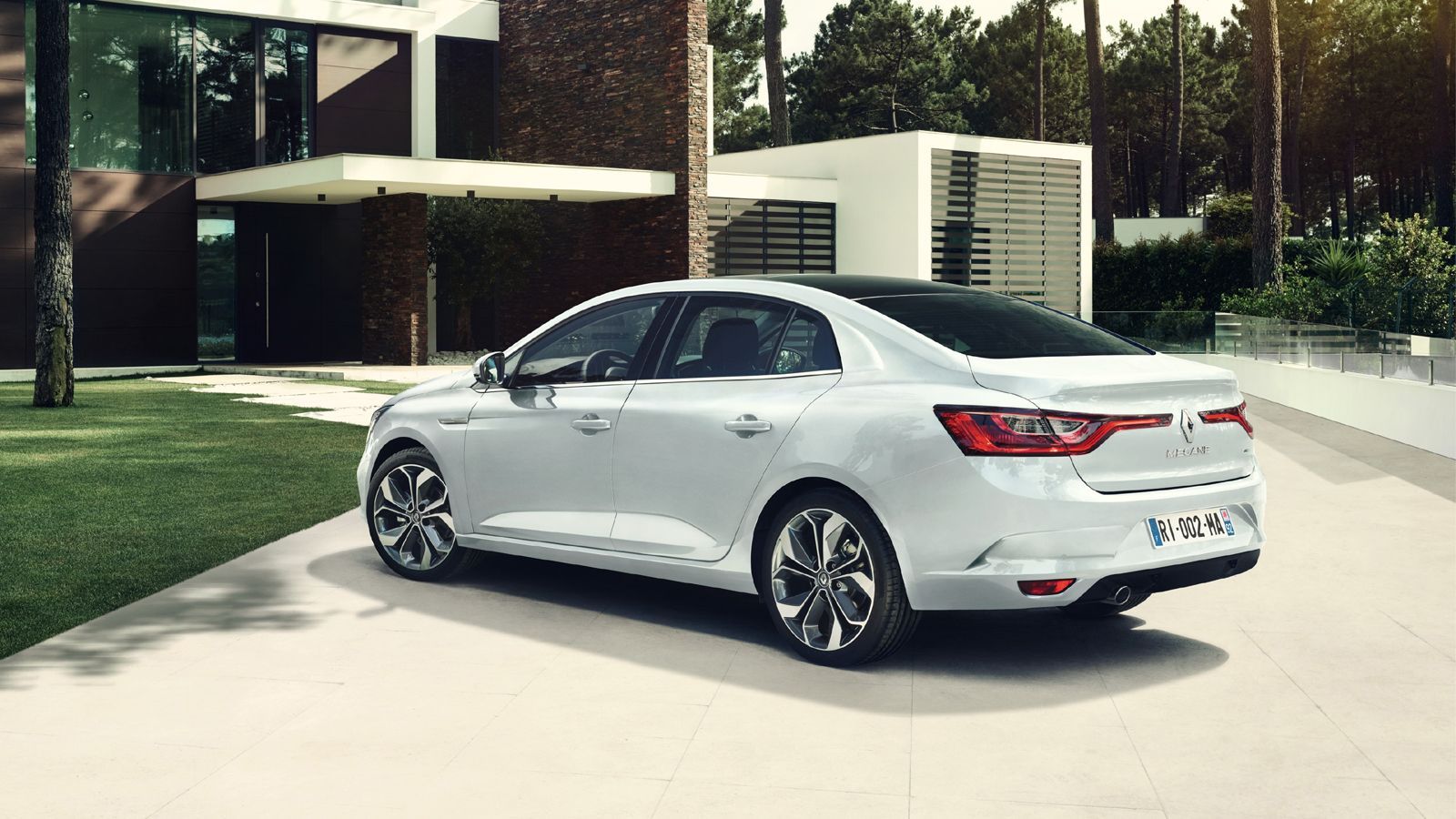 ¶κρως ενδιαφέρουσα η προσέγγιση της ένωσης των οπίσθιων φωτιστικών σωμάτων ενώνονται με μια λεπτή φωτιζόμενη φάσα, μέσω του πορτμπαγκάζ, καταλήγοντας 