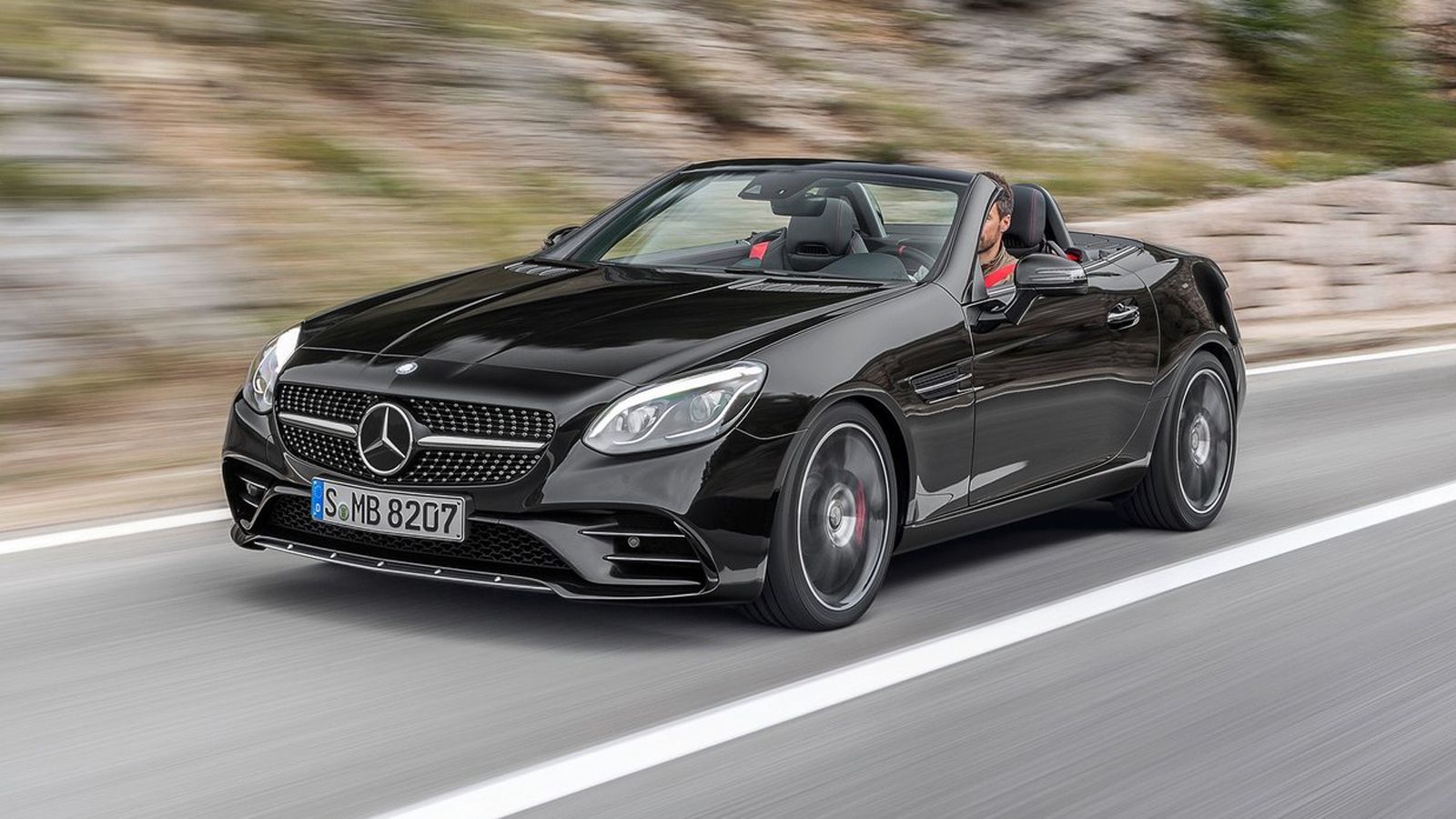 Έντονο είναι το ενδεχόμενο να δούμε τη νέα εκδοχή της Mercedes SLC (στη φωτό η υπάρχουσα) να μετατρέπεται σε ένα προσθιοκίνητο roadster.