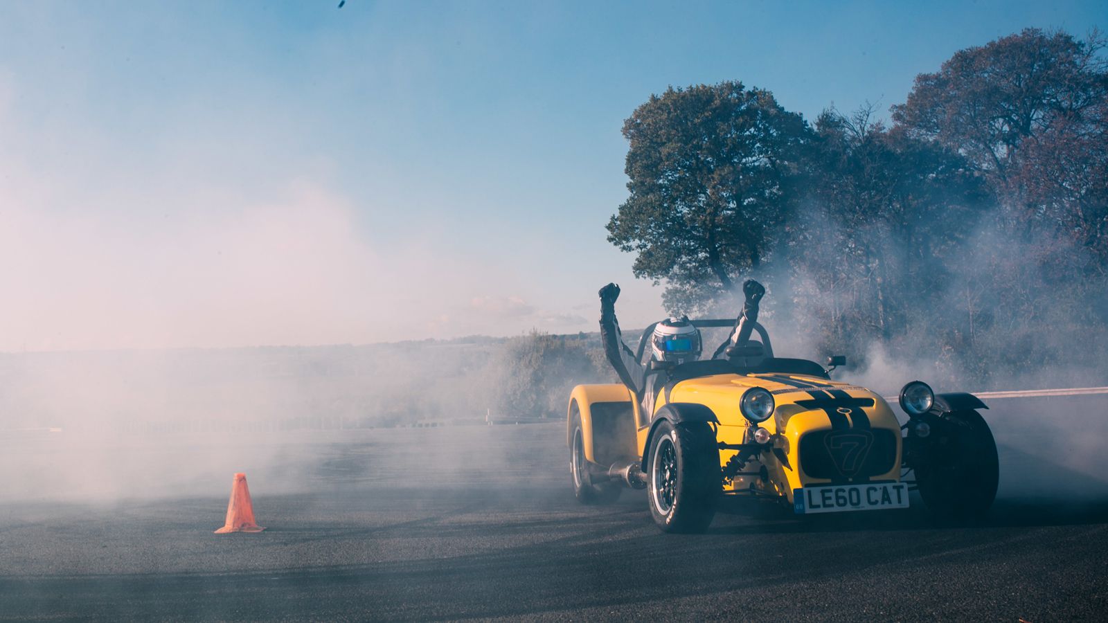 Στα πλαίσια των εορτασμών της Caterham για τα 60 χρόνια του Seven, ο Σερ Κρις Χόι συμμετείχε στο «60 Second Donut Challenge» που έλαβε χώρα στο Doning